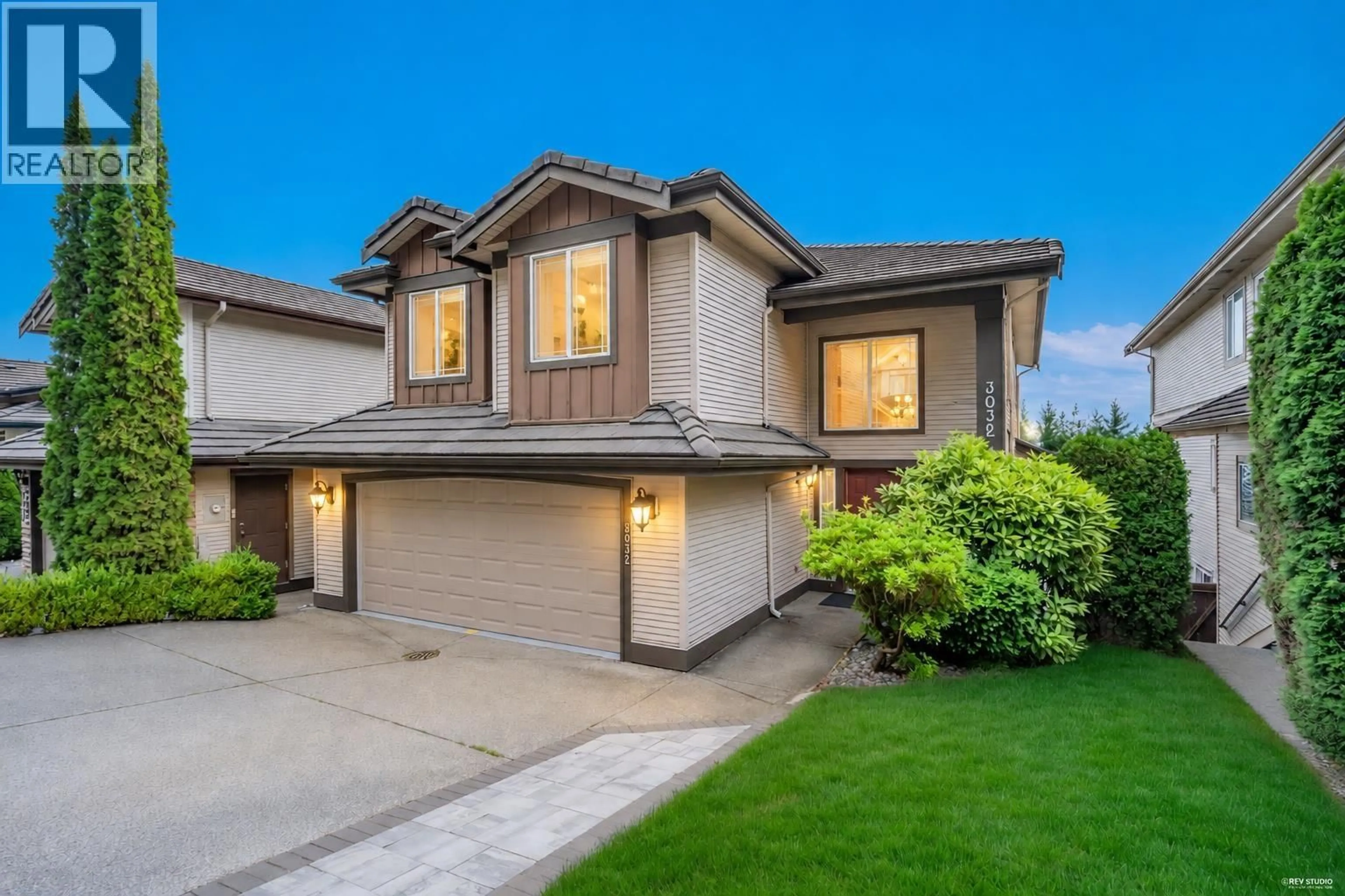 Home with vinyl exterior material, street for 3032 MAPLEWOOD COURT, Coquitlam British Columbia V3E3P3