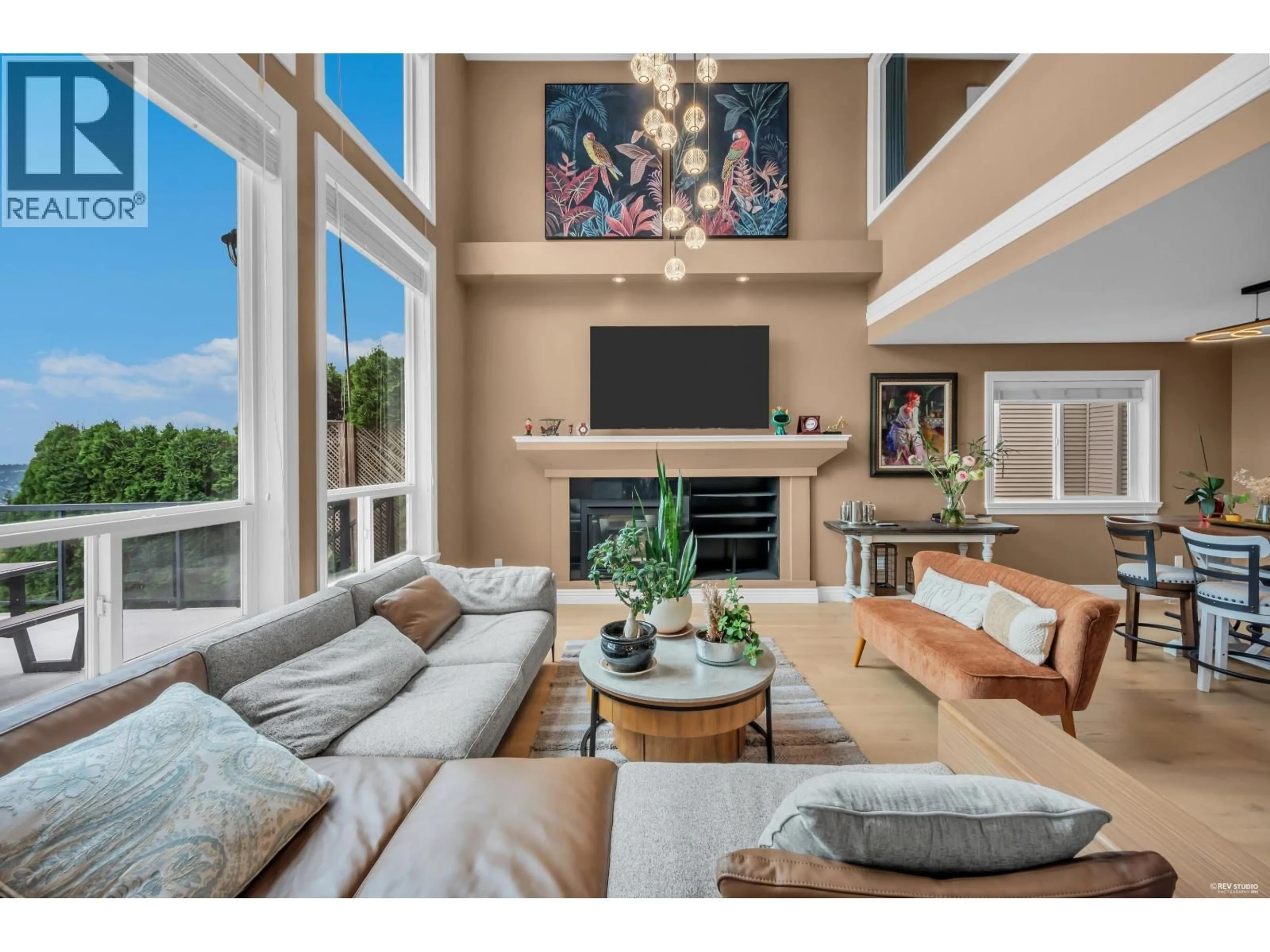 Living room with furniture, unknown for 3032 MAPLEWOOD COURT, Coquitlam British Columbia V3E3P3