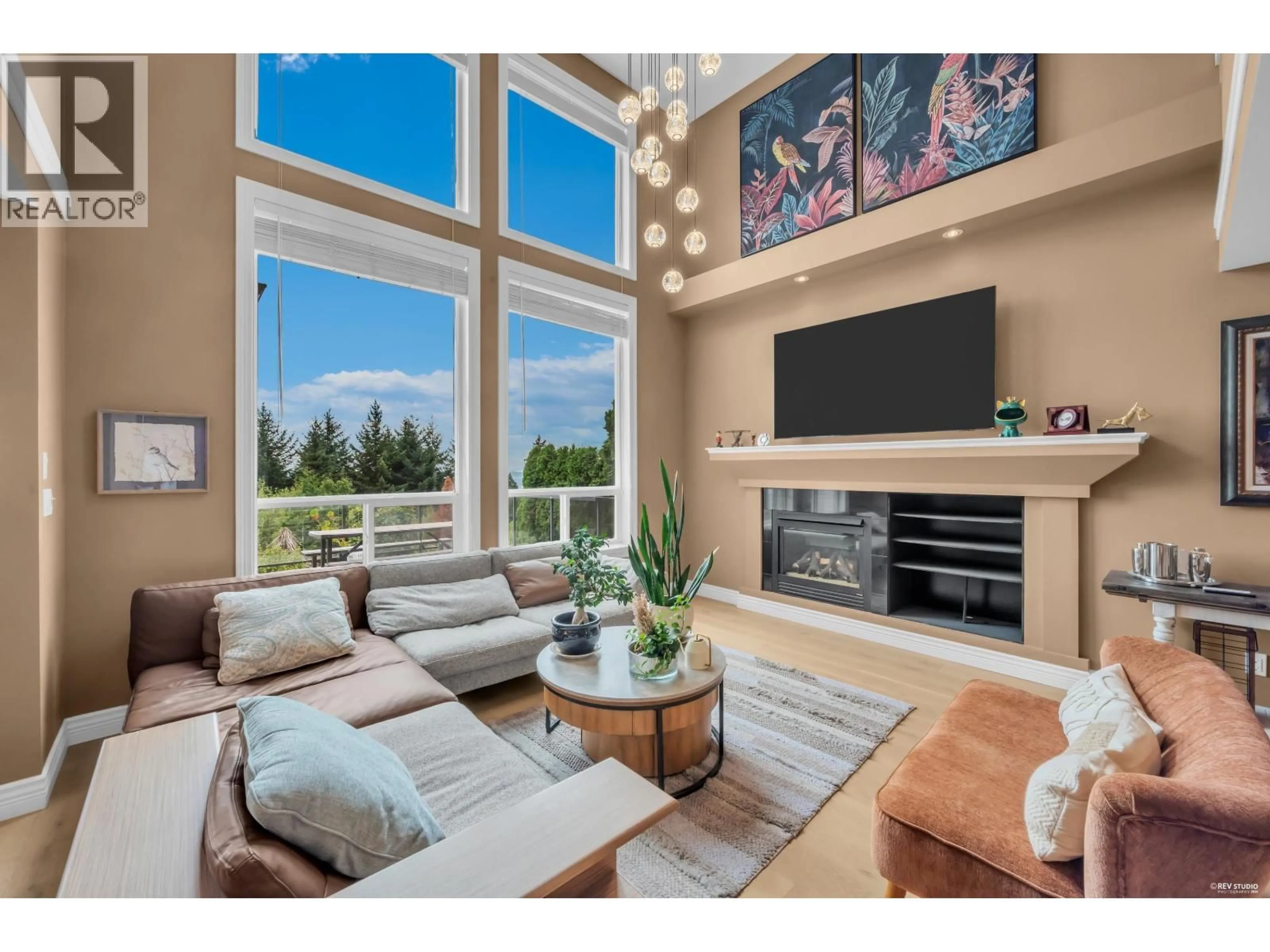 Living room with furniture, unknown for 3032 MAPLEWOOD COURT, Coquitlam British Columbia V3E3P3