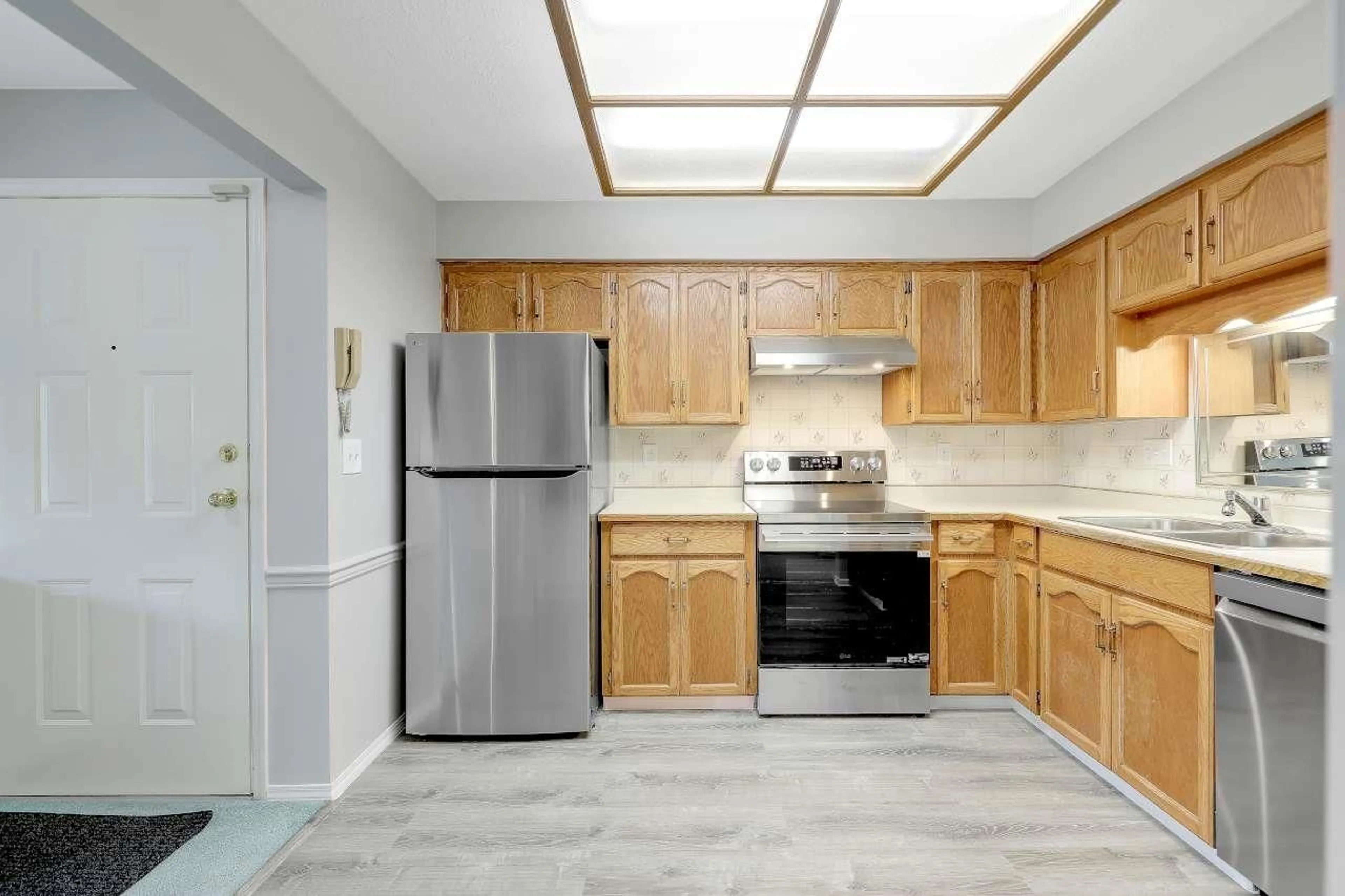 Standard kitchen, ceramic/tile floor for 3 - 33123 GEORGE FERGUSON WAY, Abbotsford British Columbia V2S2L6