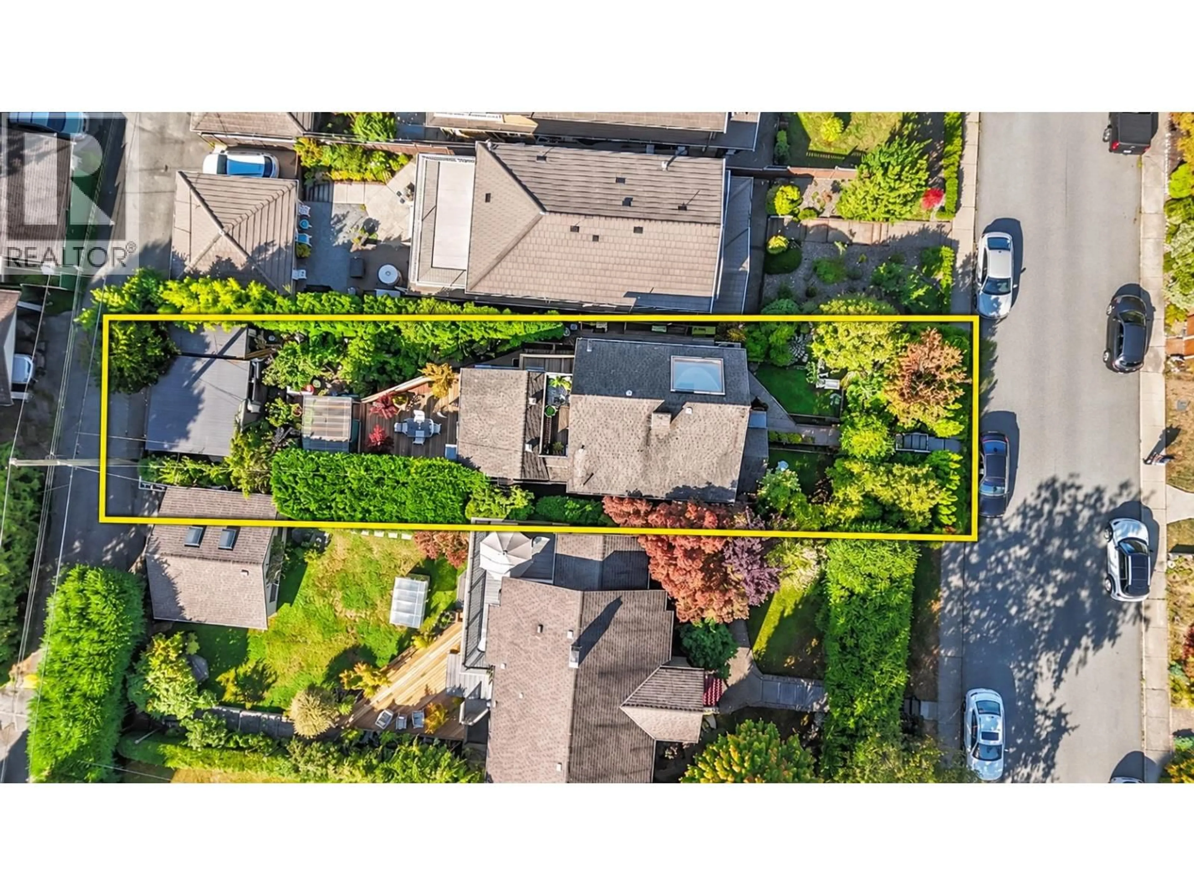 A pic from outside/outdoor area/front of a property/back of a property/a pic from drone, street for 319 27TH STREET, North Vancouver British Columbia V7N1B9
