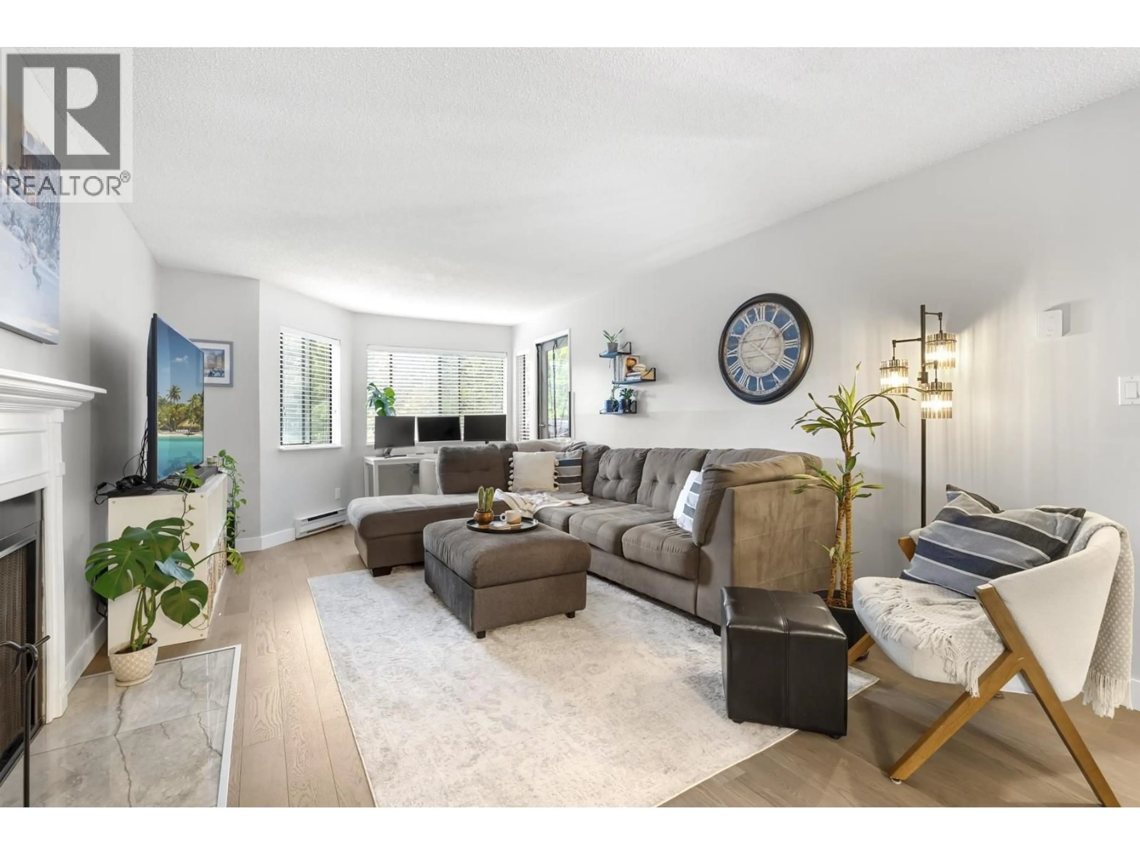 Living room with furniture, unknown for 113 - 9620 MANCHESTER DRIVE, Burnaby British Columbia V3N4R2