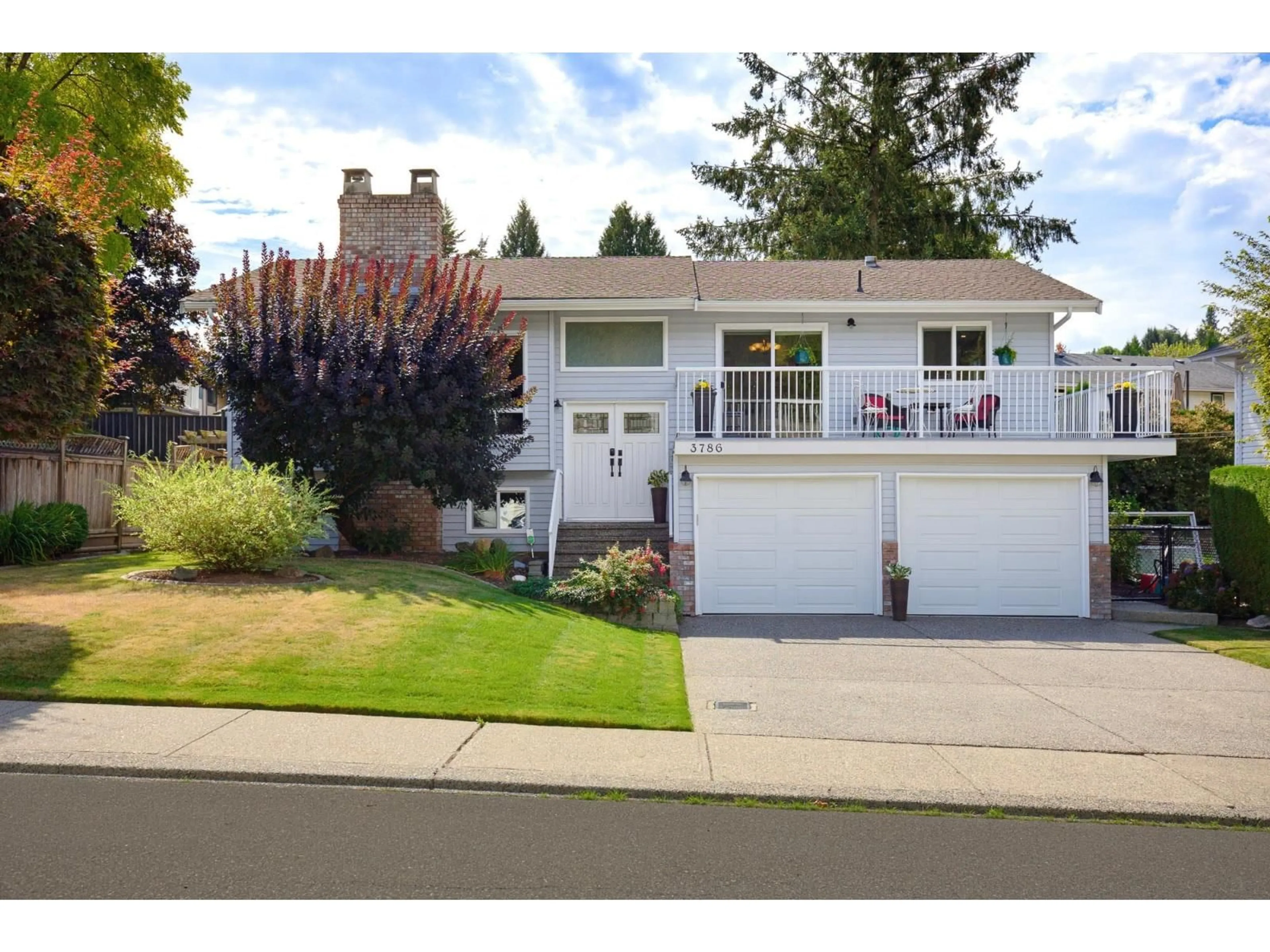 Home with vinyl exterior material, street for 3786 ROBSON DRIVE, Abbotsford British Columbia V2S6E9