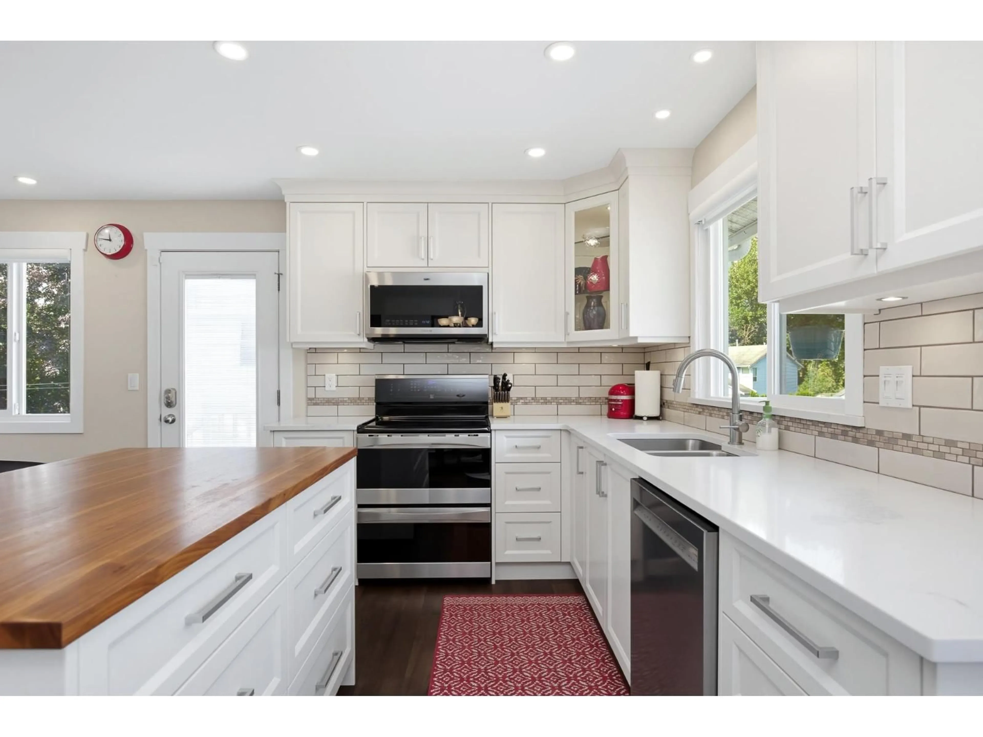 Open concept kitchen, ceramic/tile floor for 3786 ROBSON DRIVE, Abbotsford British Columbia V2S6E9