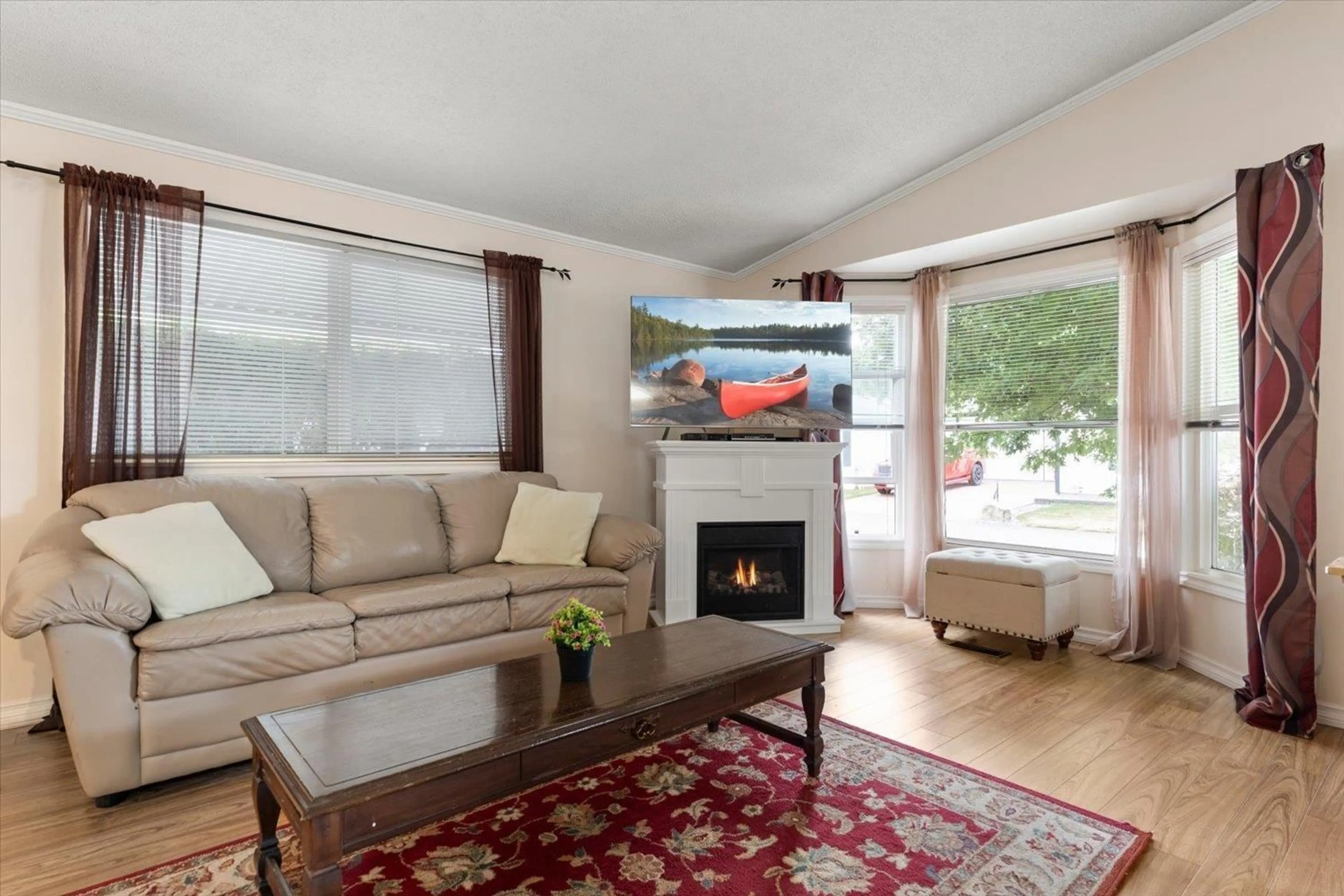 Living room with furniture, wood/laminate floor for 93 - 45918 KNIGHT ROAD, Chilliwack British Columbia V2R3X4