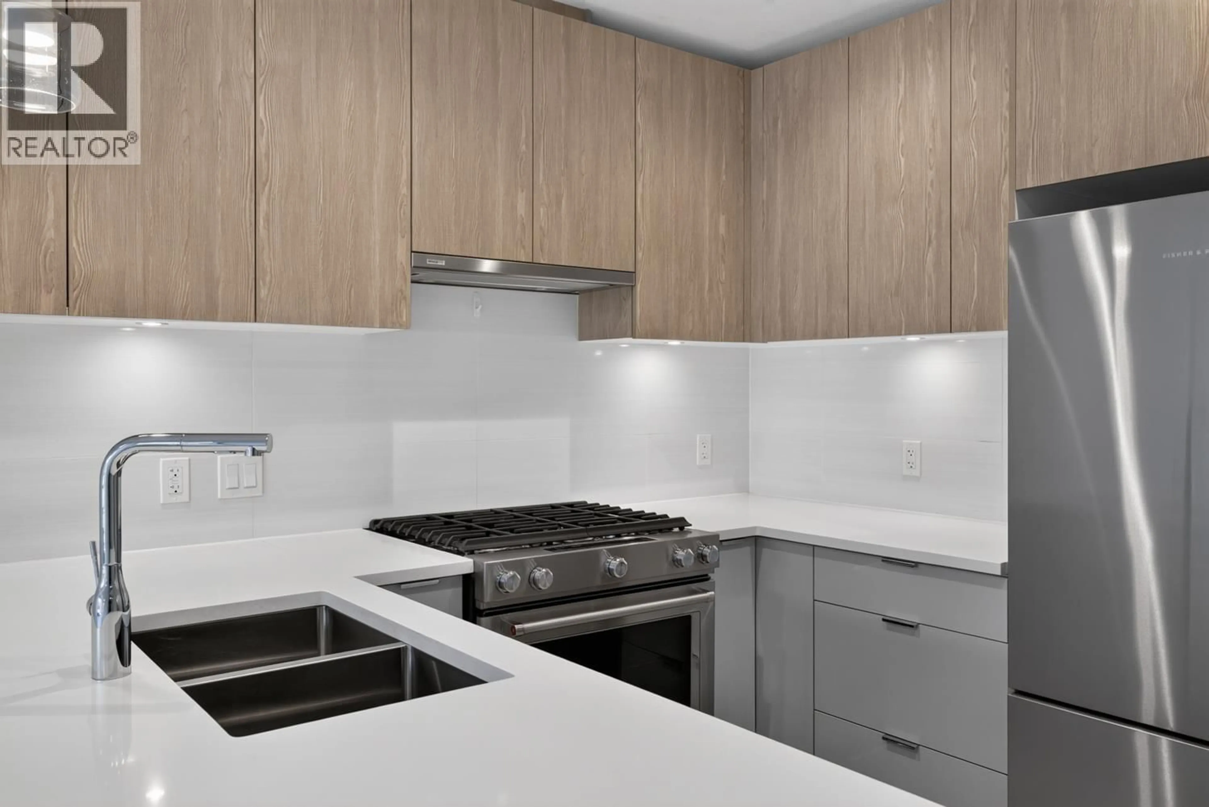 Standard kitchen, unknown for 210 - 108 8TH STREET, North Vancouver British Columbia V7L0H1