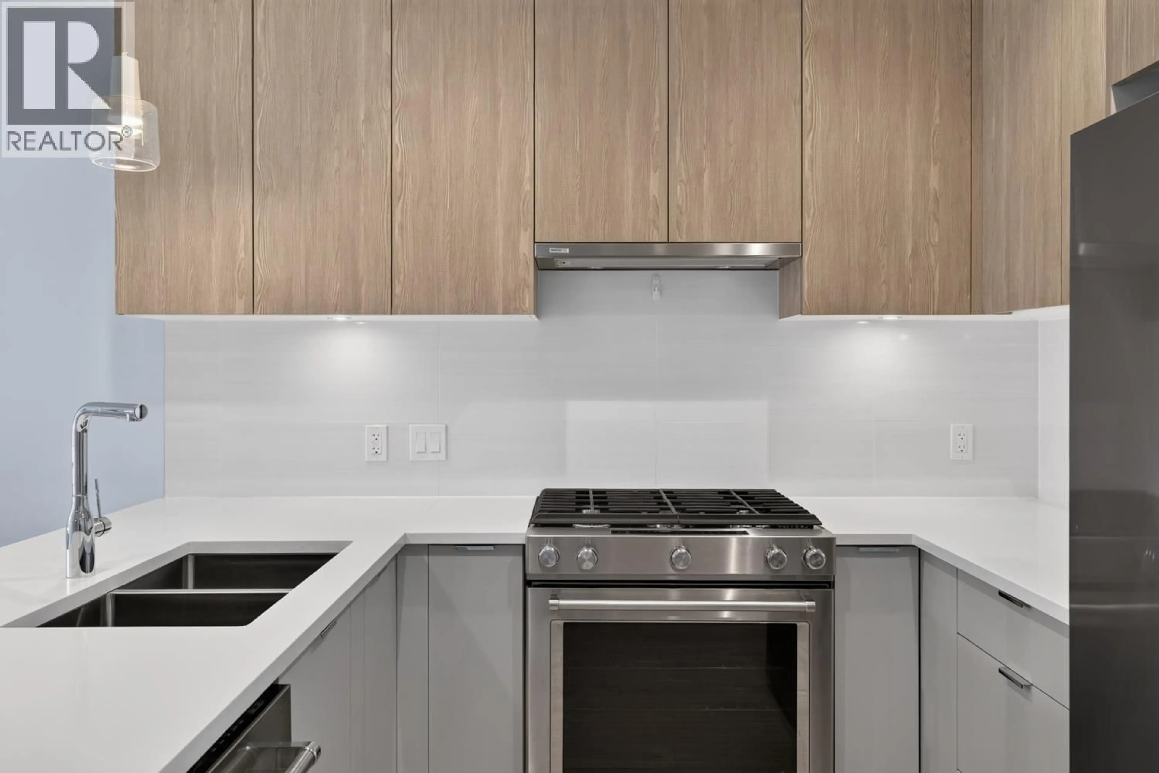 Standard kitchen, unknown for 210 - 108 8TH STREET, North Vancouver British Columbia V7L0H1