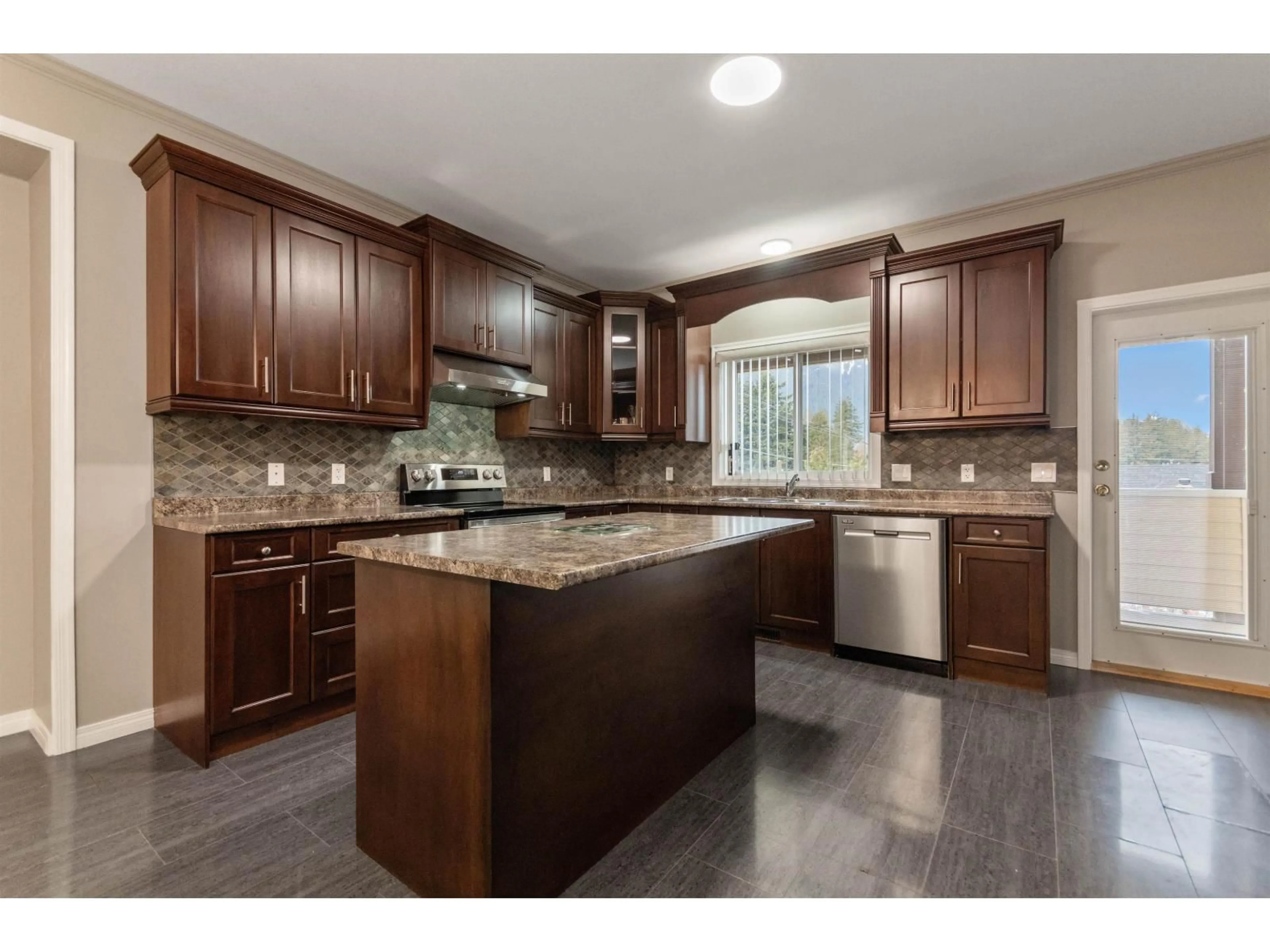 Open concept kitchen, unknown for 63861 OLD YALE ROAD, Hope British Columbia V0X1L2
