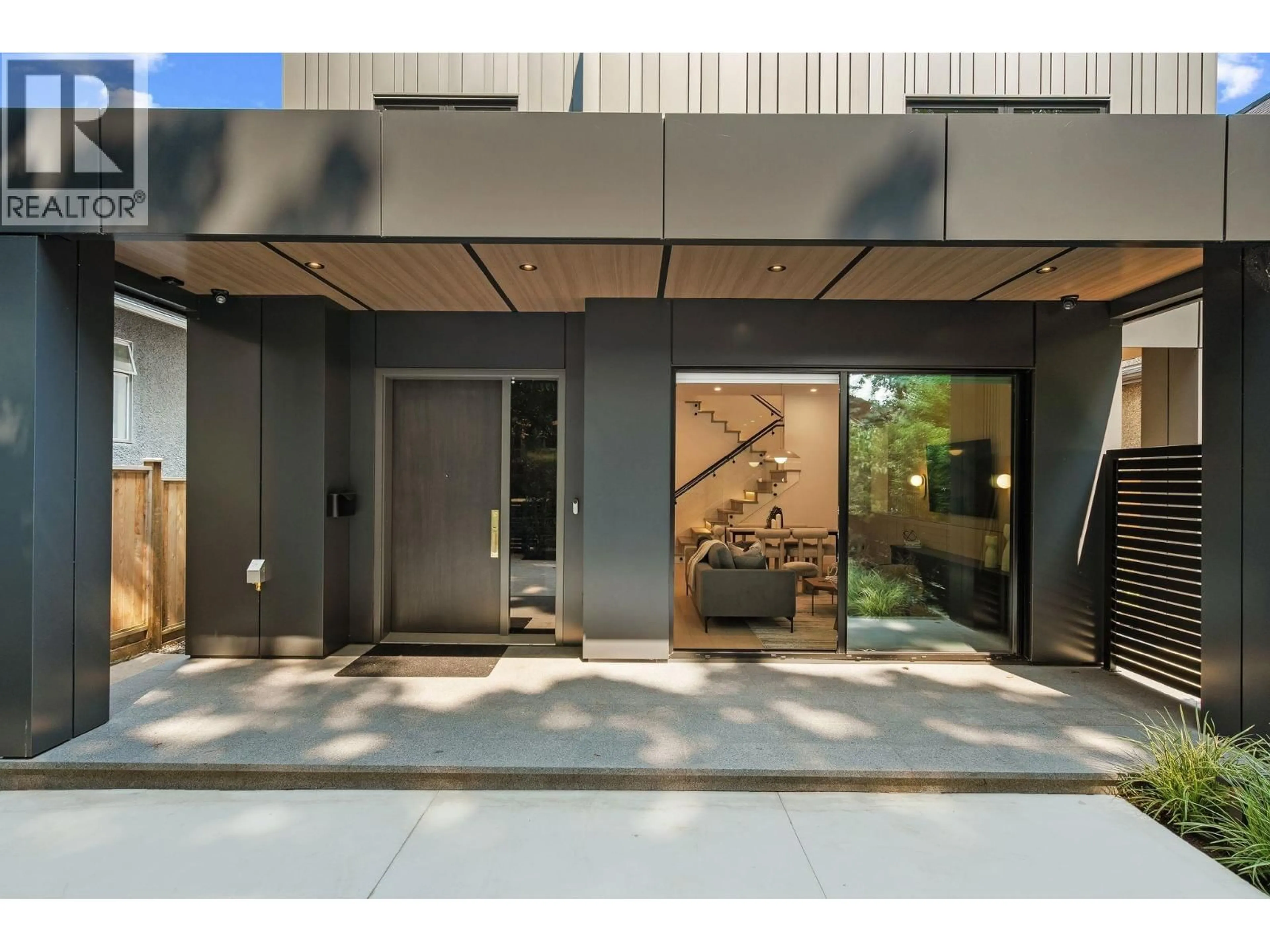 Indoor foyer for 1 - 3255 13TH AVENUE, Vancouver British Columbia V6K2V6