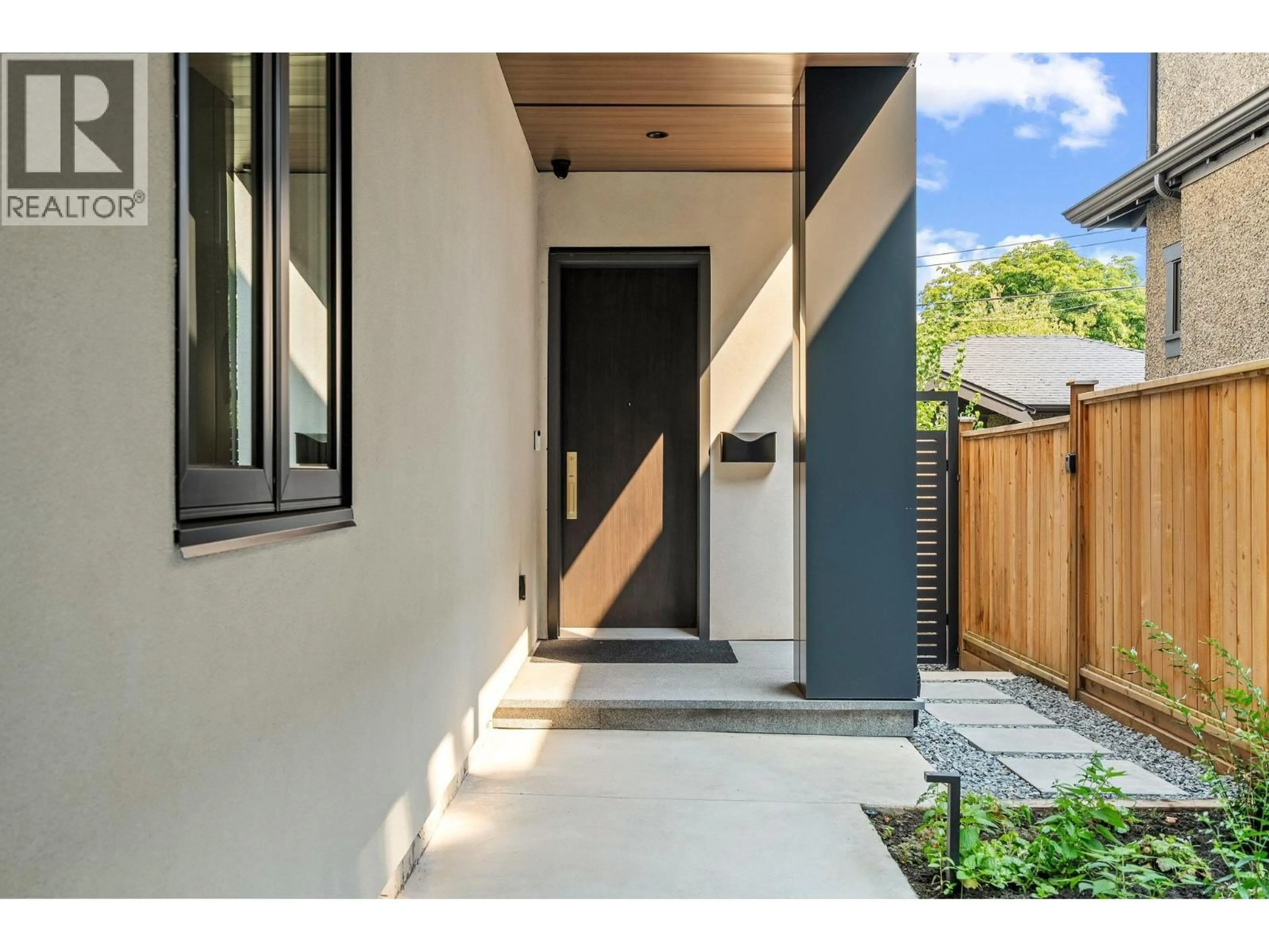 Indoor entryway for 2 - 3255 13TH AVENUE, Vancouver British Columbia V6K2V6