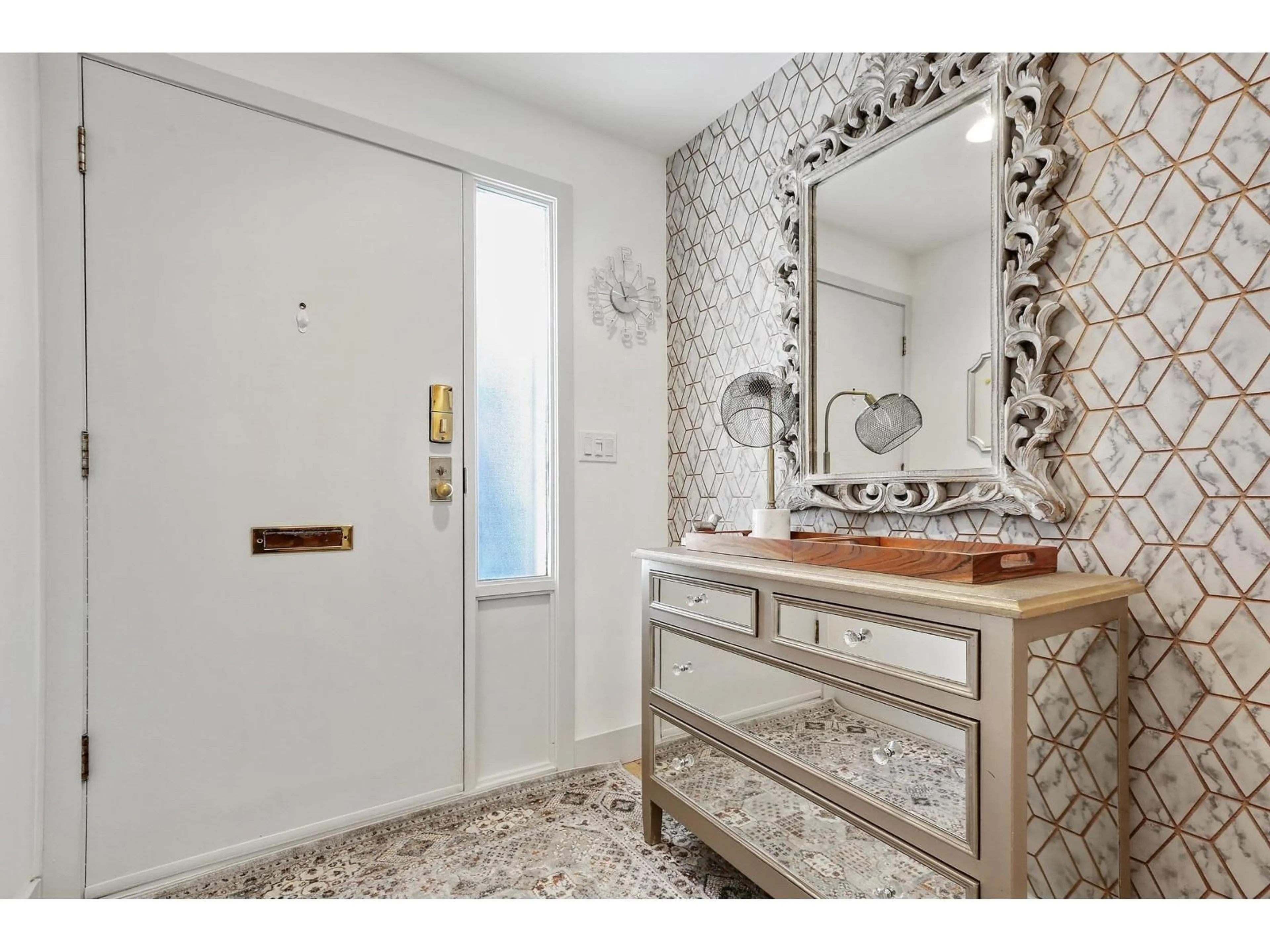 Indoor entryway for 1115 ELM STREET, White Rock British Columbia V4B3R9