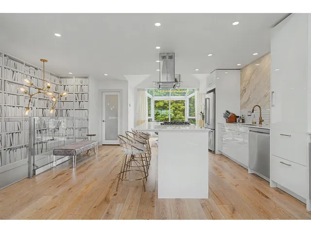 1115 ELM STREET, White Rock 4