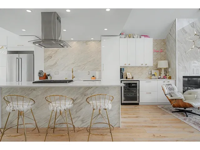 1115 ELM STREET, White Rock 5