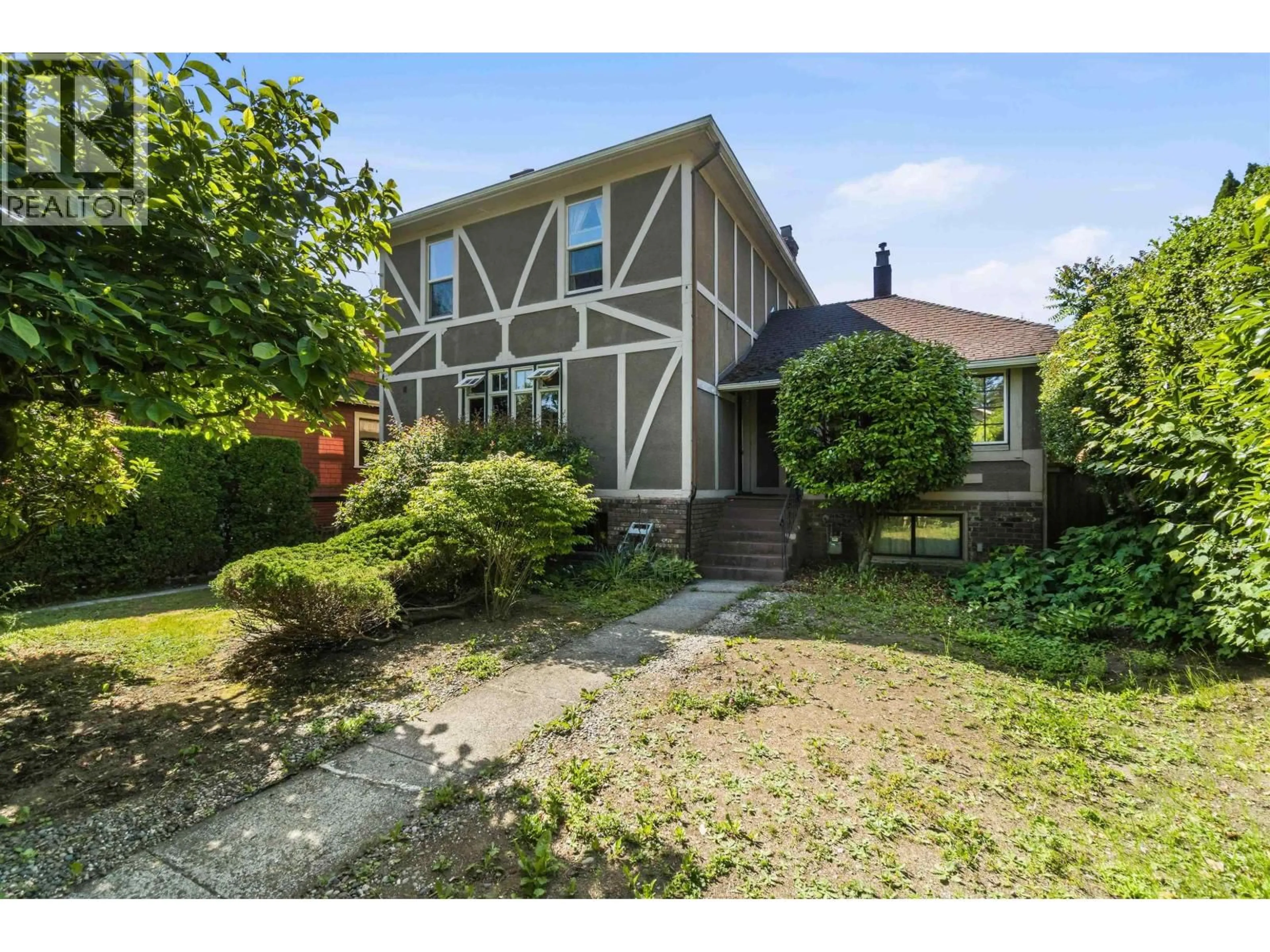 A pic from outside/outdoor area/front of a property/back of a property/a pic from drone, street for 205 FOURTH AVENUE, New Westminster British Columbia V3L1N5