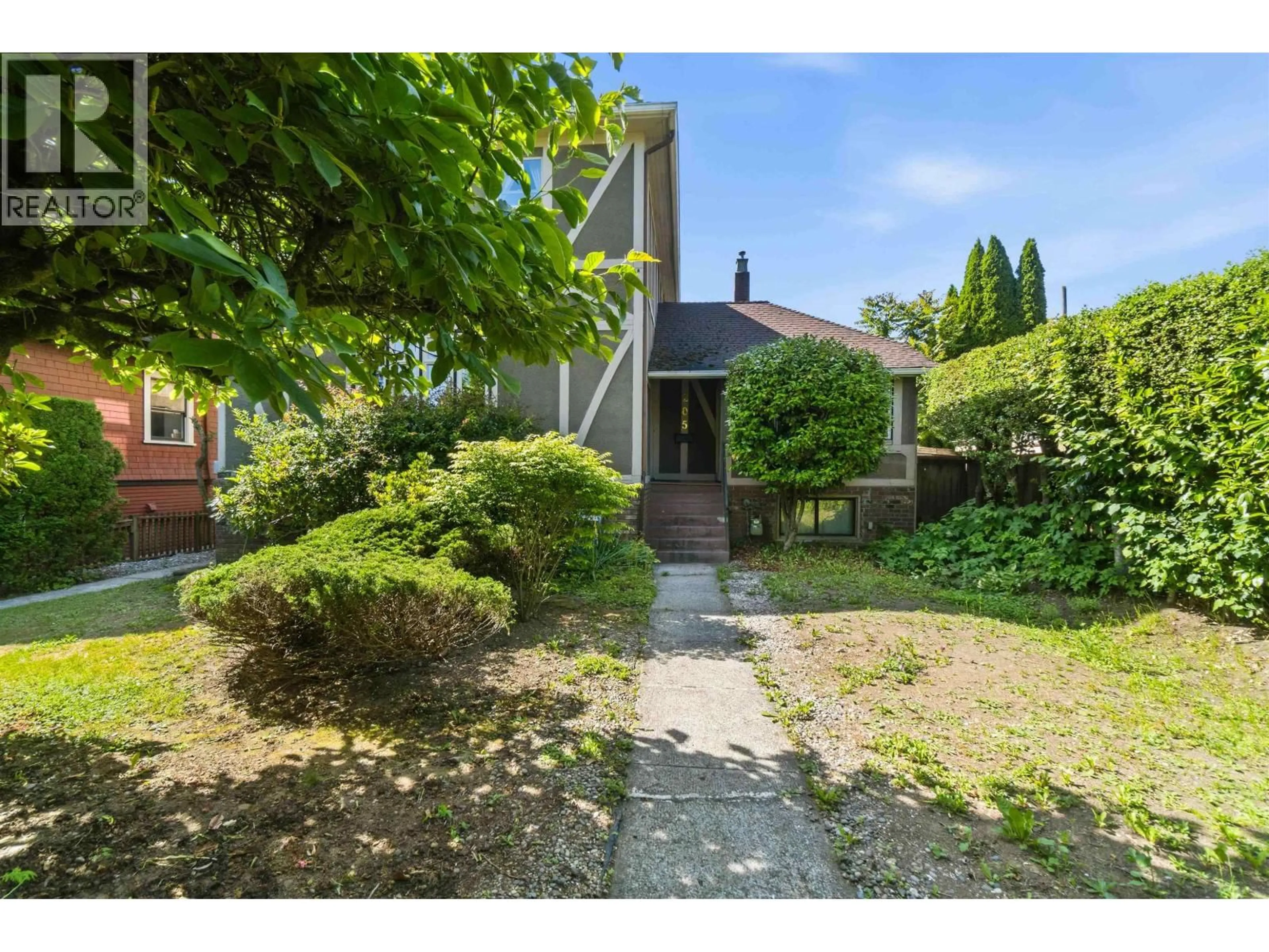 A pic from outside/outdoor area/front of a property/back of a property/a pic from drone, street for 205 FOURTH AVENUE, New Westminster British Columbia V3L1N5