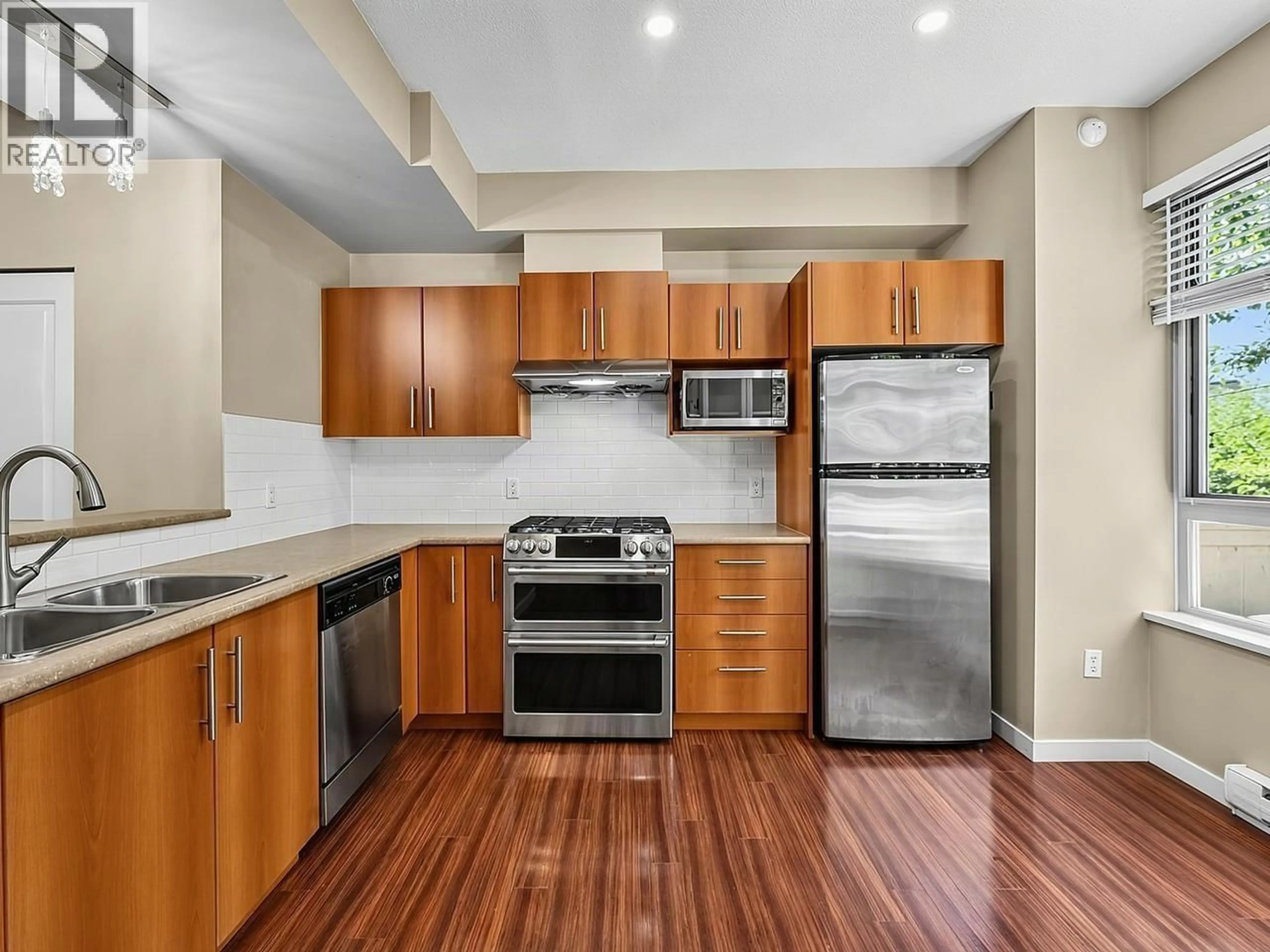 Standard kitchen, unknown for 122 - 9229 UNIVERSITY CRESCENT, Burnaby British Columbia V5A4Z2