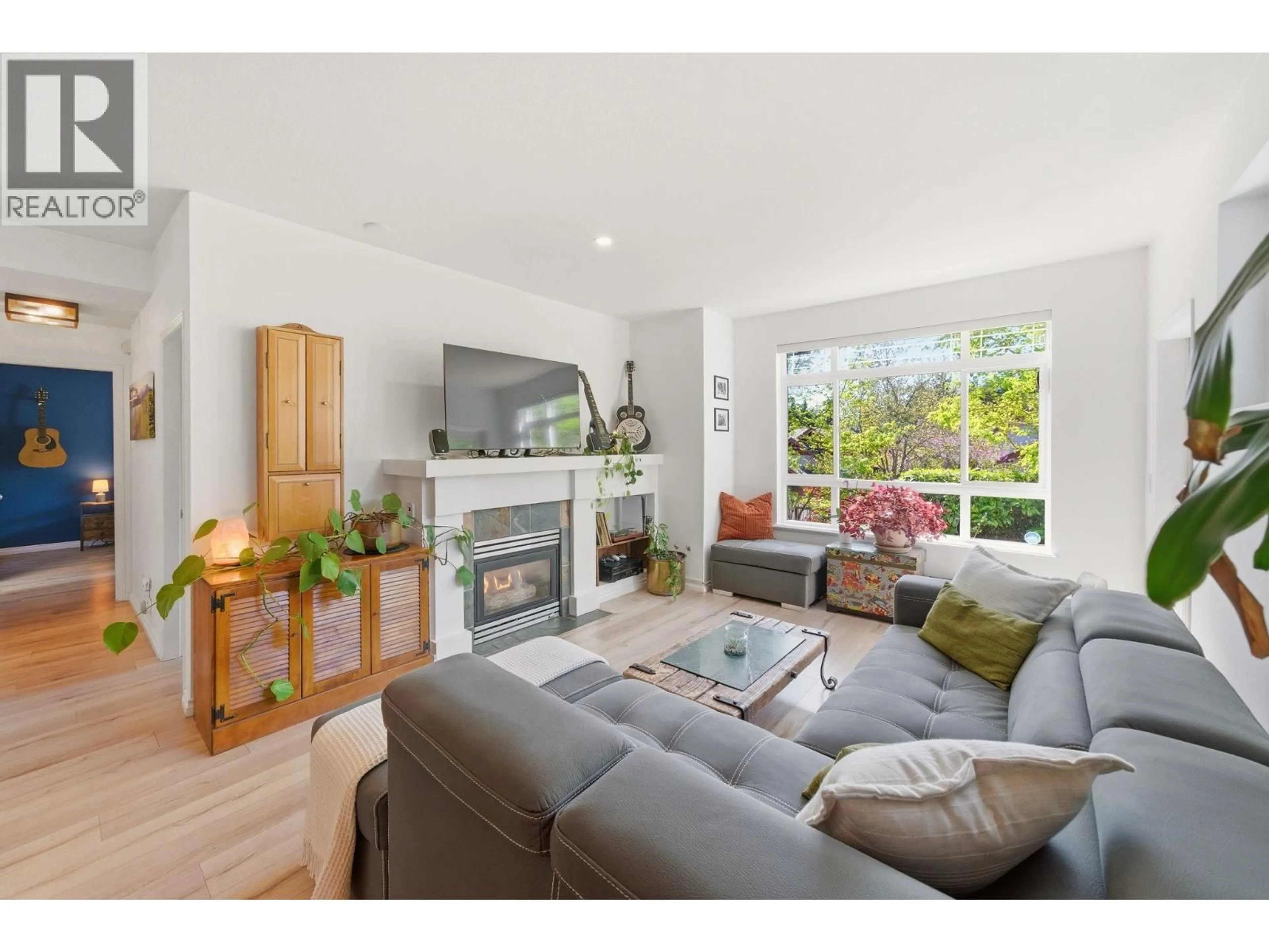 Living room with furniture, wood/laminate floor for 23 - 15 FOREST PARK WAY, Port Moody British Columbia V3H5G7
