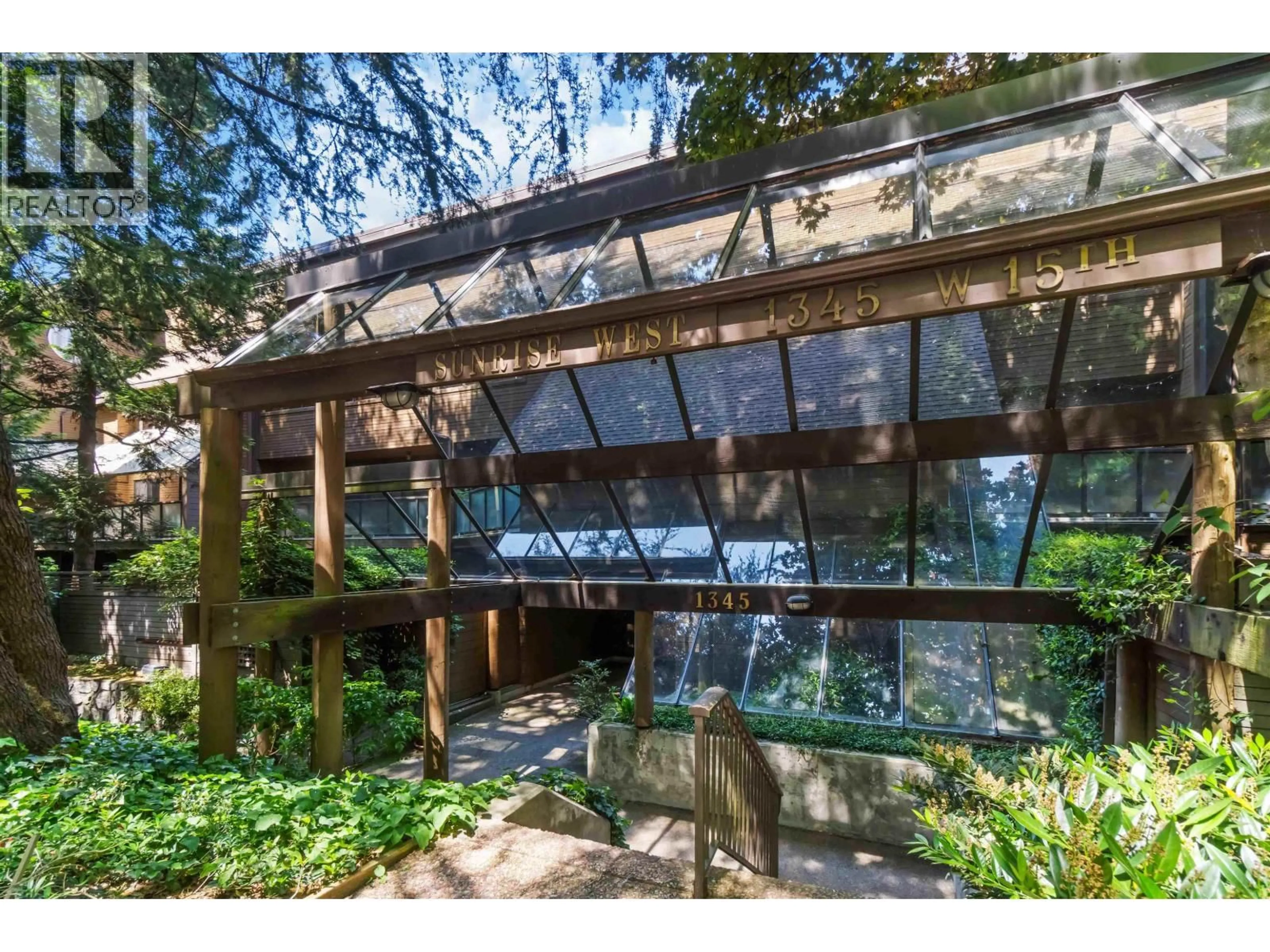 Indoor foyer for 317 - 1345 15TH AVENUE, Vancouver British Columbia V6H3R3