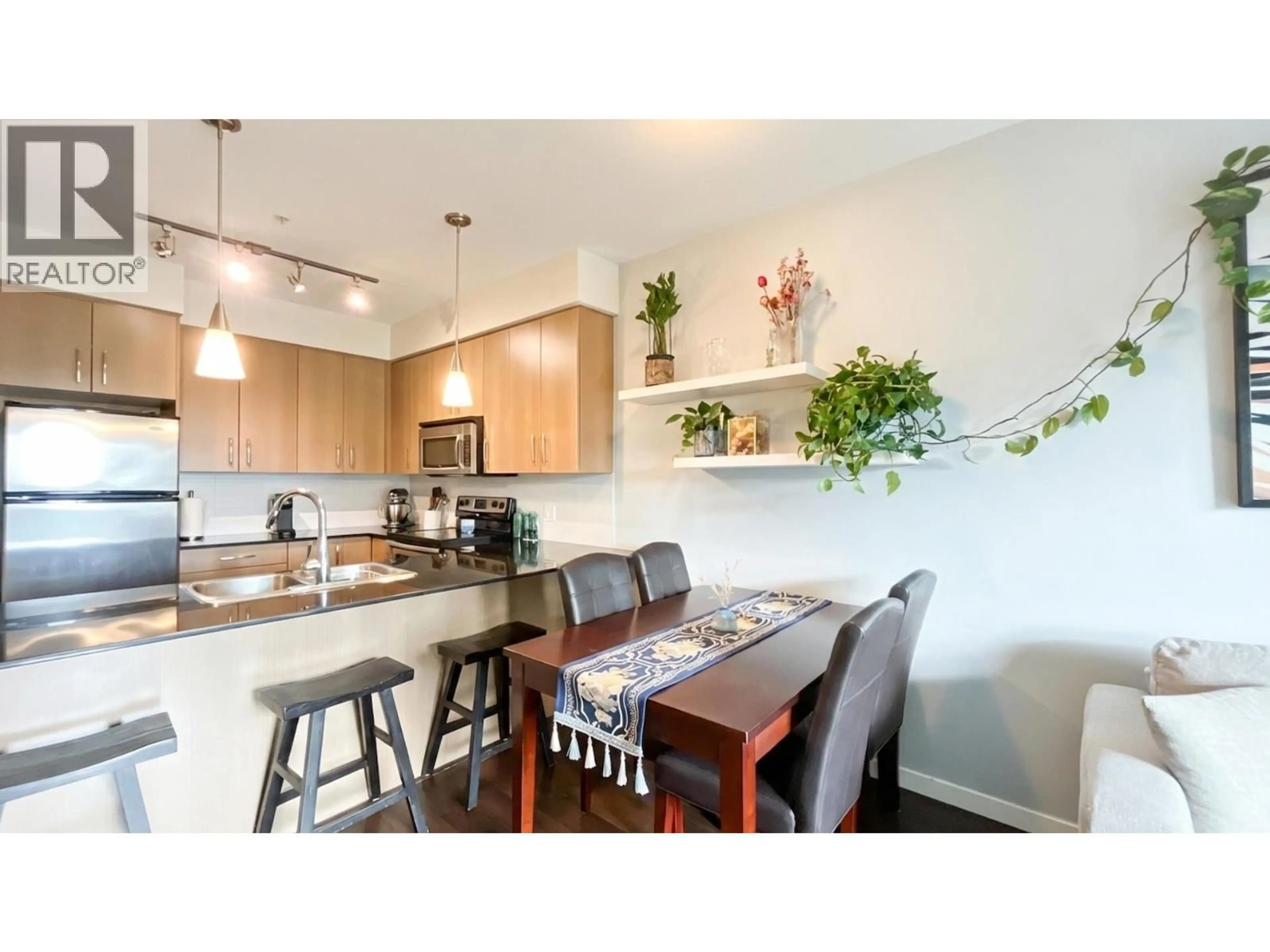 Open concept kitchen, wood/laminate floor for 308 - 22290 NORTH AVENUE, Maple Ridge British Columbia V2X8Z8