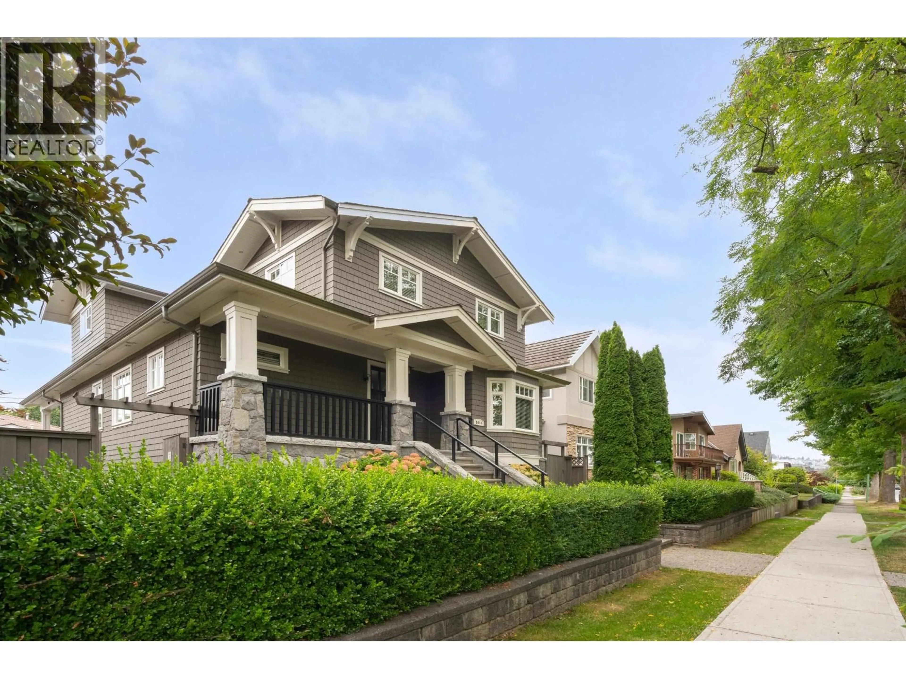 Home with vinyl exterior material, street for 3955 DUNDAS STREET, Burnaby British Columbia V5C1A6