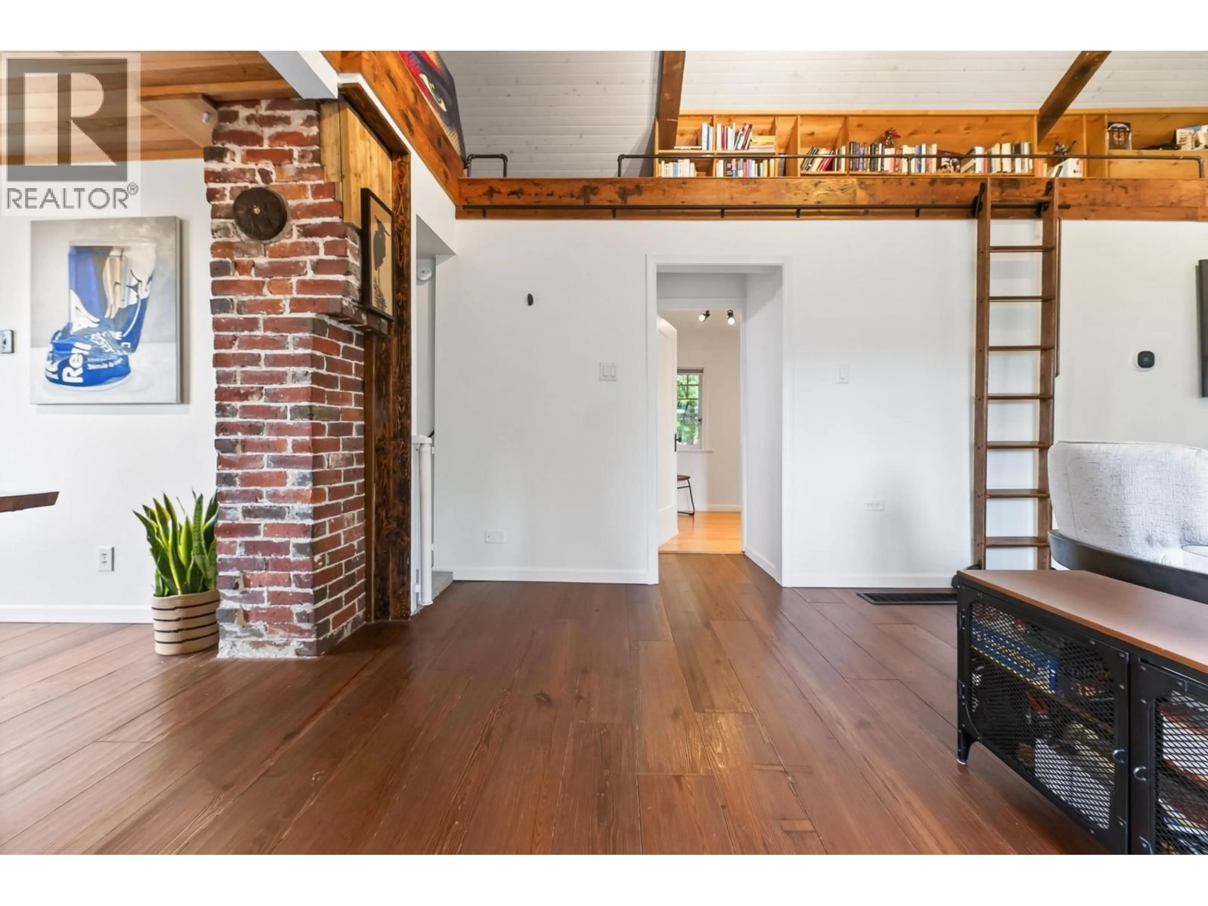 Indoor entryway for 1371 BORTHWICK ROAD, North Vancouver British Columbia V7K1X9