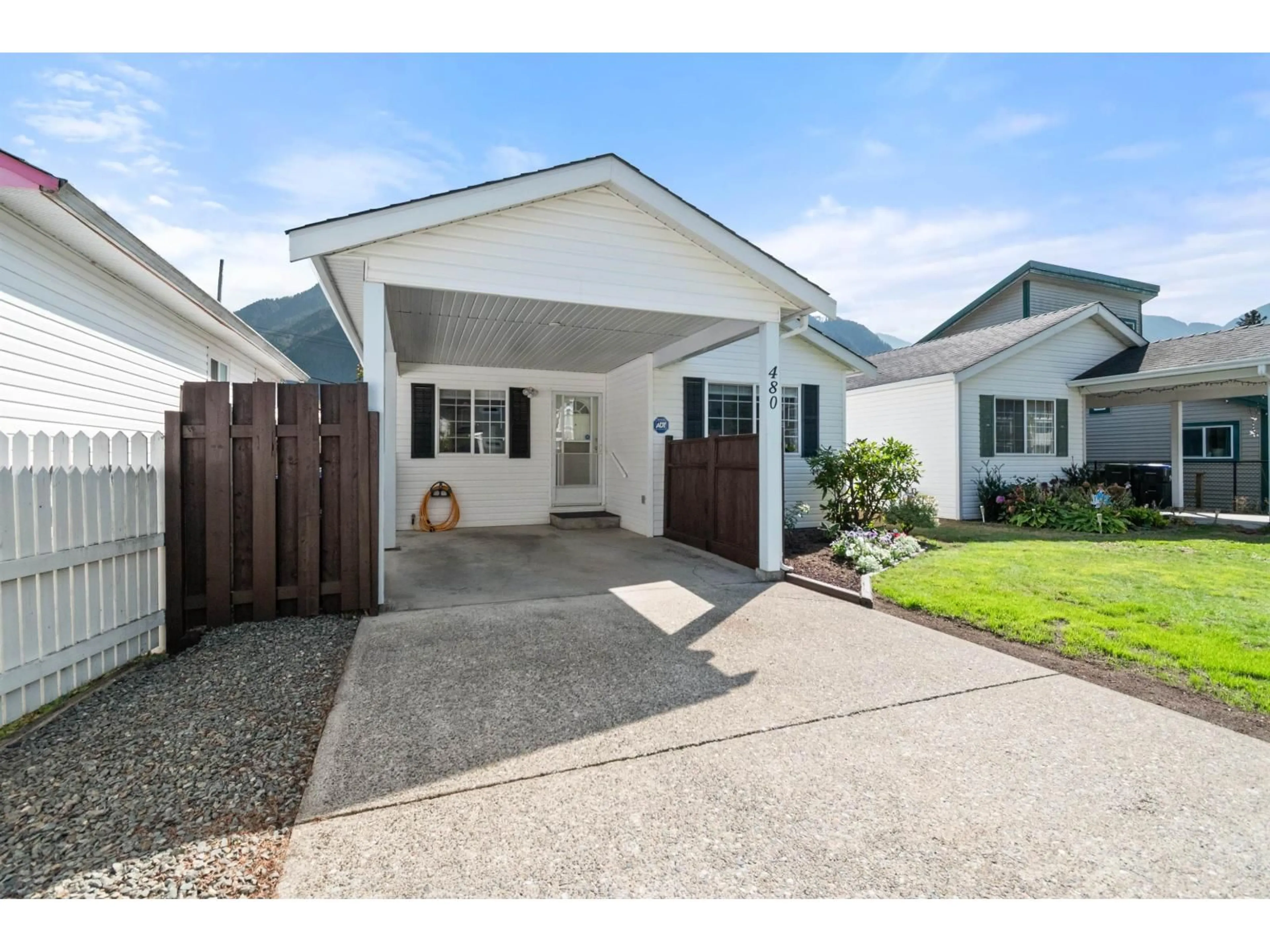 Home with vinyl exterior material, street for 480 COQUIHALLA STREET, Hope British Columbia V0X1L0