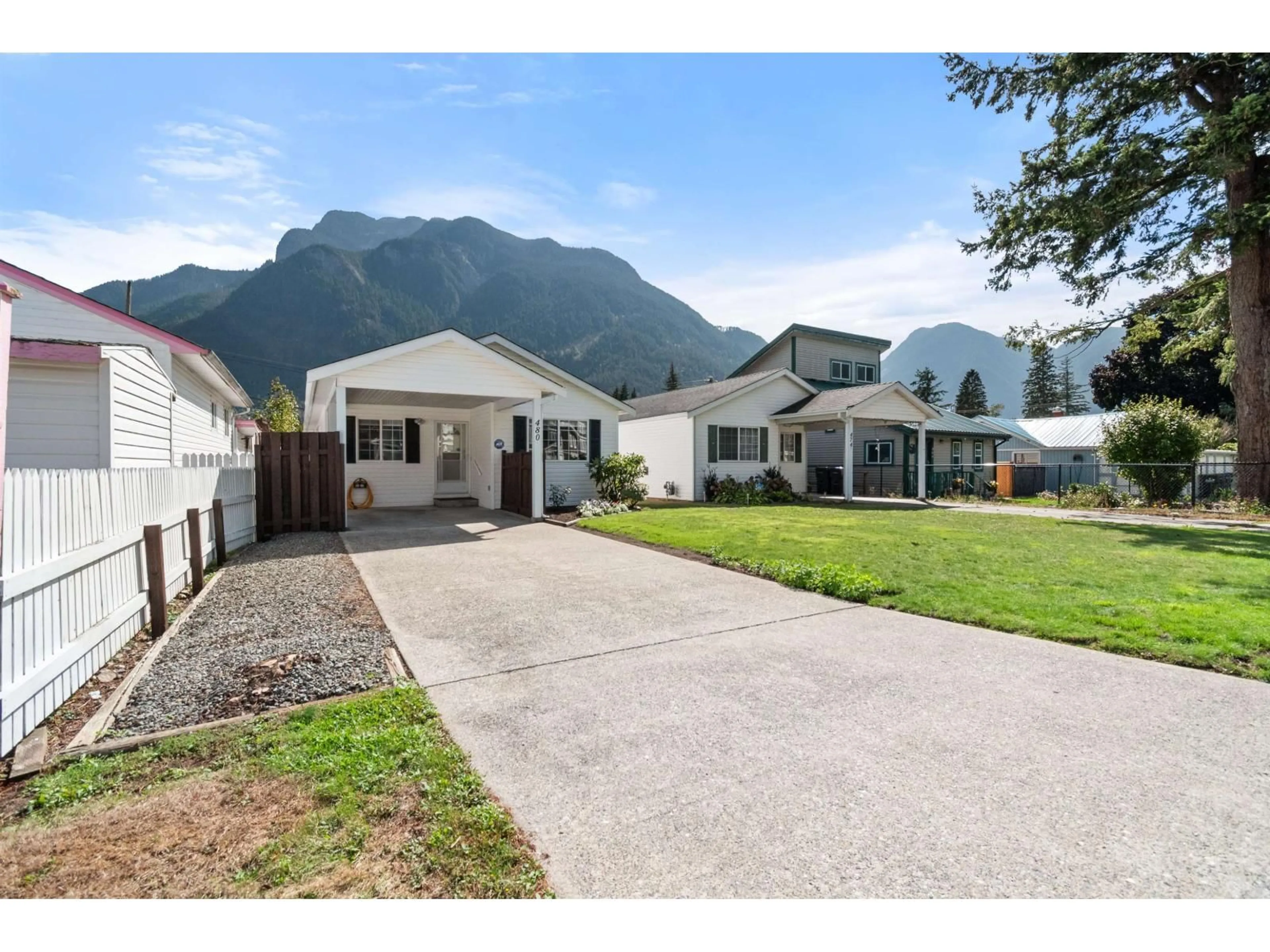 A pic from outside/outdoor area/front of a property/back of a property/a pic from drone, mountain view for 480 COQUIHALLA STREET, Hope British Columbia V0X1L0