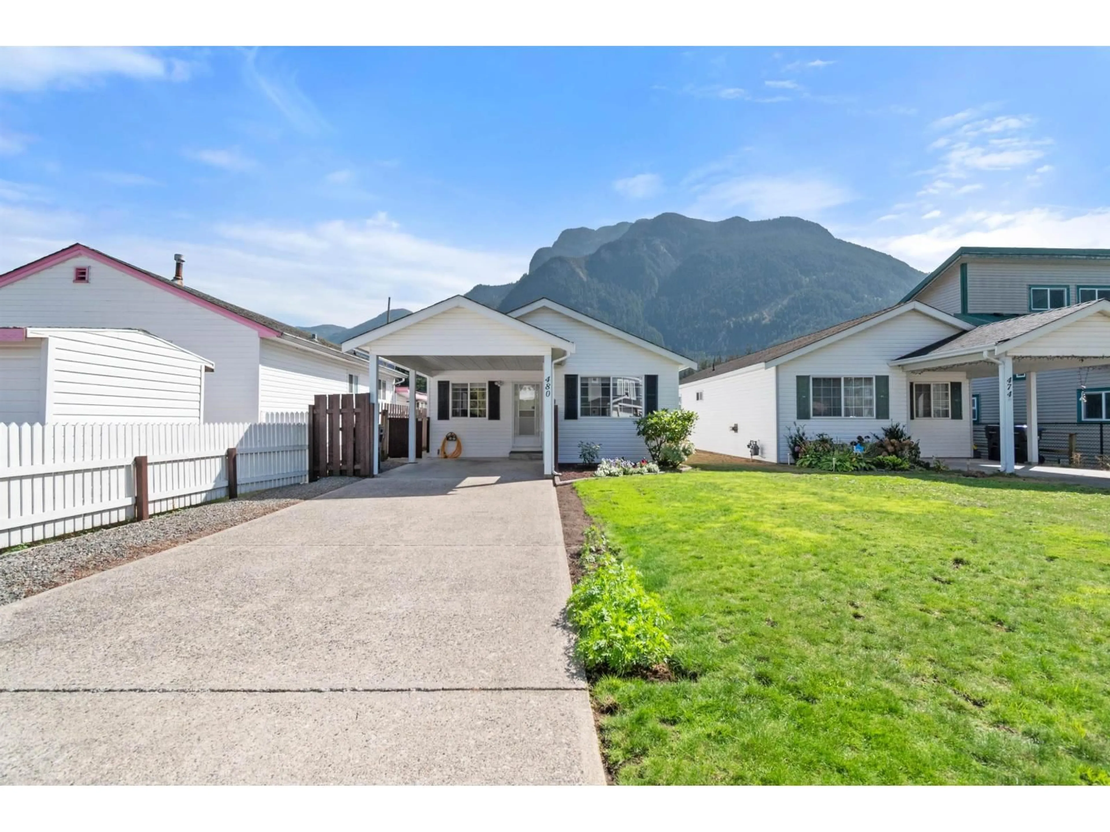 A pic from outside/outdoor area/front of a property/back of a property/a pic from drone, mountain view for 480 COQUIHALLA STREET, Hope British Columbia V0X1L0
