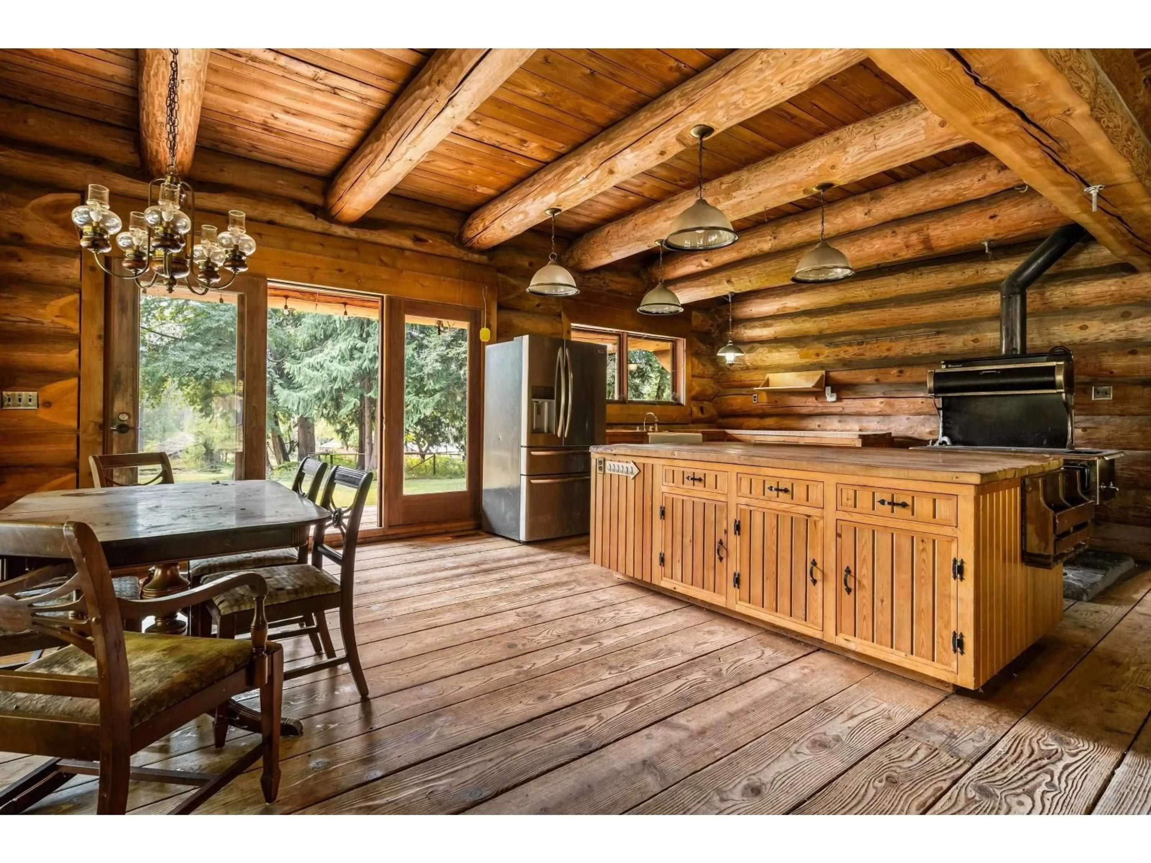 Rustic kitchen, wood/laminate floor for 55270 CHILLIWACK BENCH FSR ROAD, Chilliwack British Columbia V4Z1B3