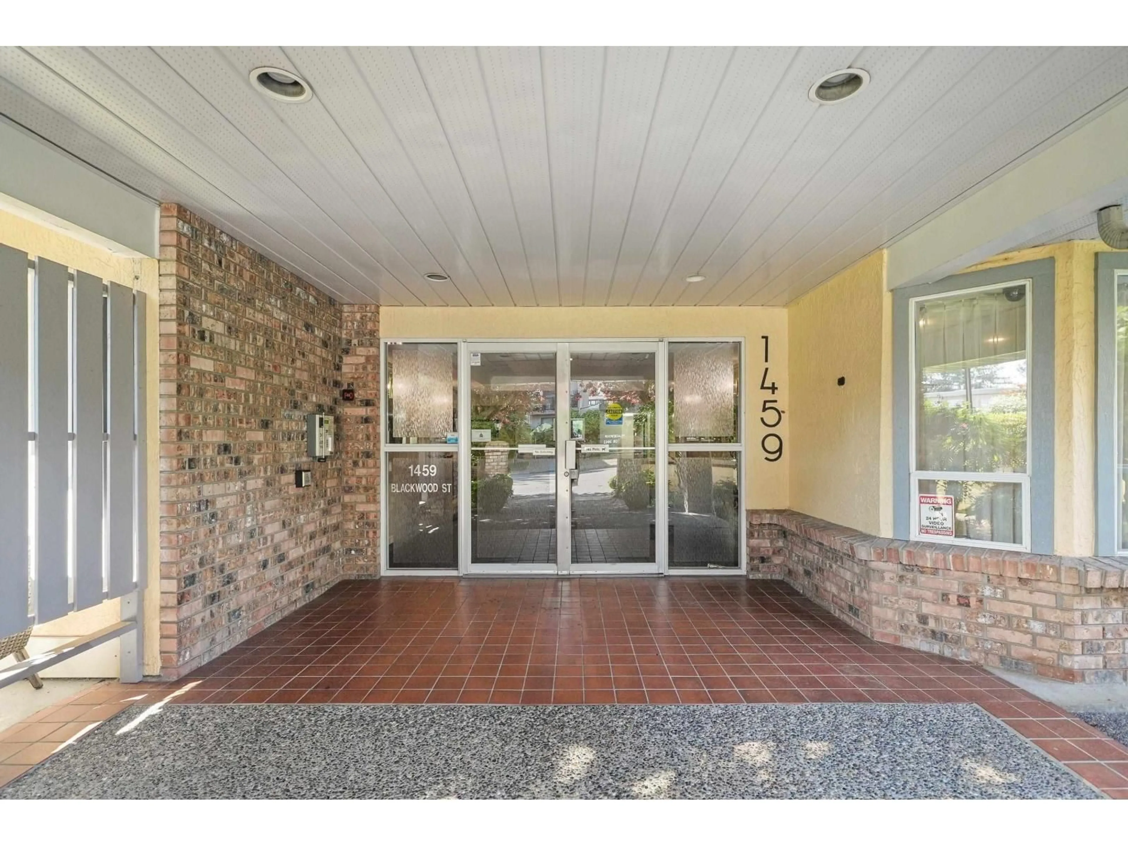 Indoor foyer for 307 - 1459 BLACKWOOD STREET, White Rock British Columbia V4B2Y8