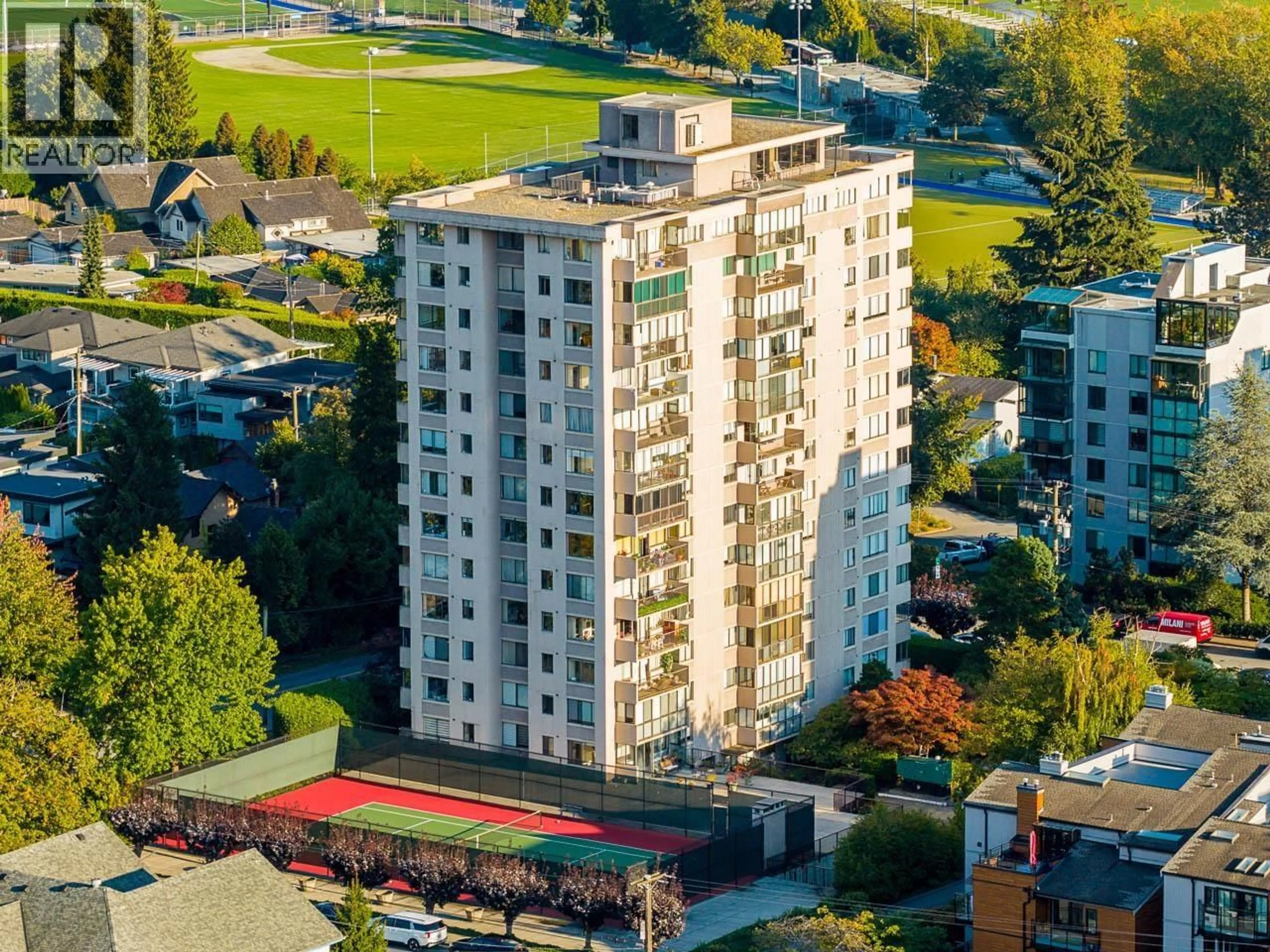 A pic from outside/outdoor area/front of a property/back of a property/a pic from drone, city buildings view from balcony for 1102 - 555 13TH STREET, West Vancouver British Columbia V7T2N8