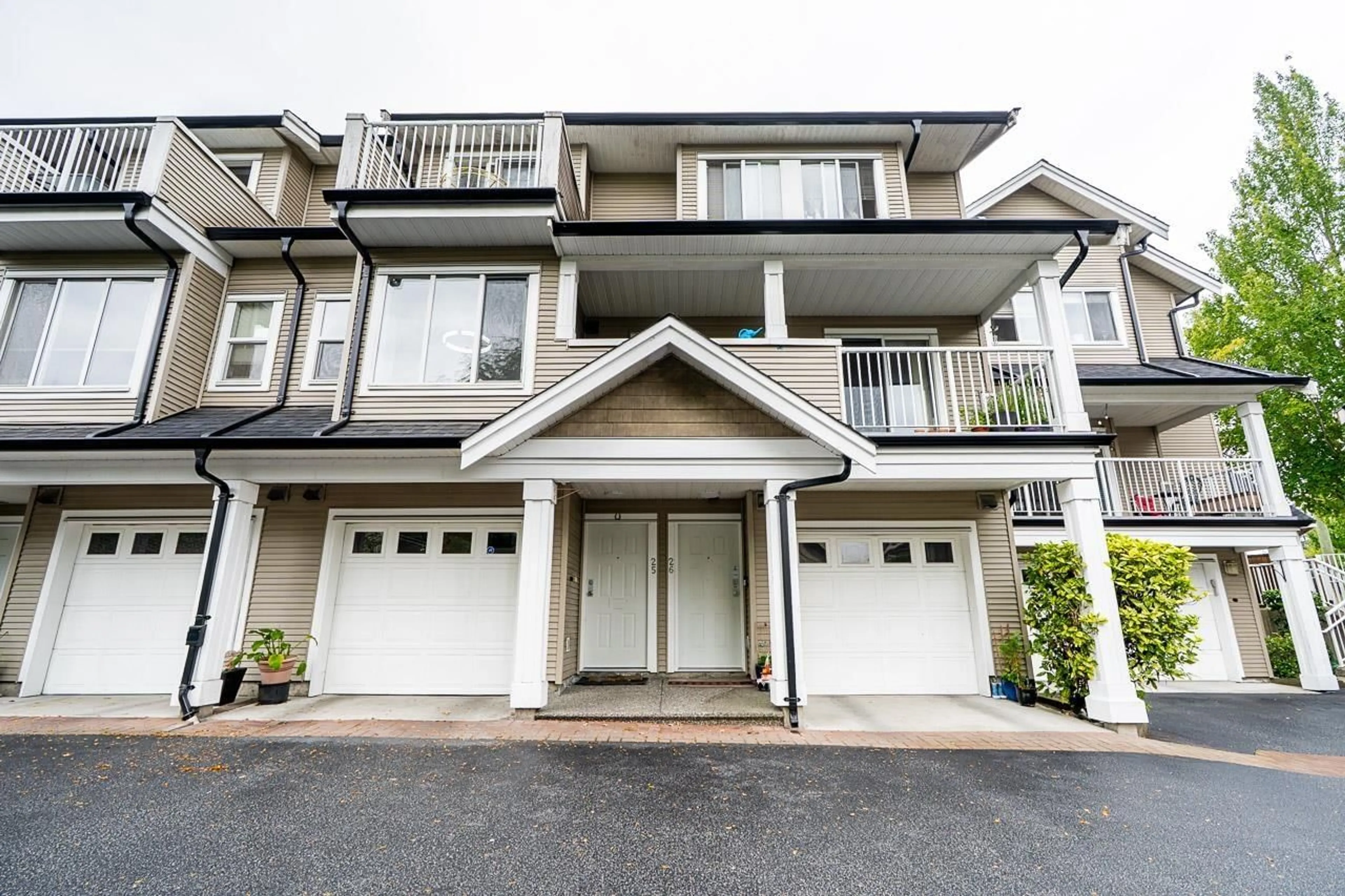 Home with vinyl exterior material, street for 25 - 20875 88 AVENUE, Langley British Columbia V1M3K1