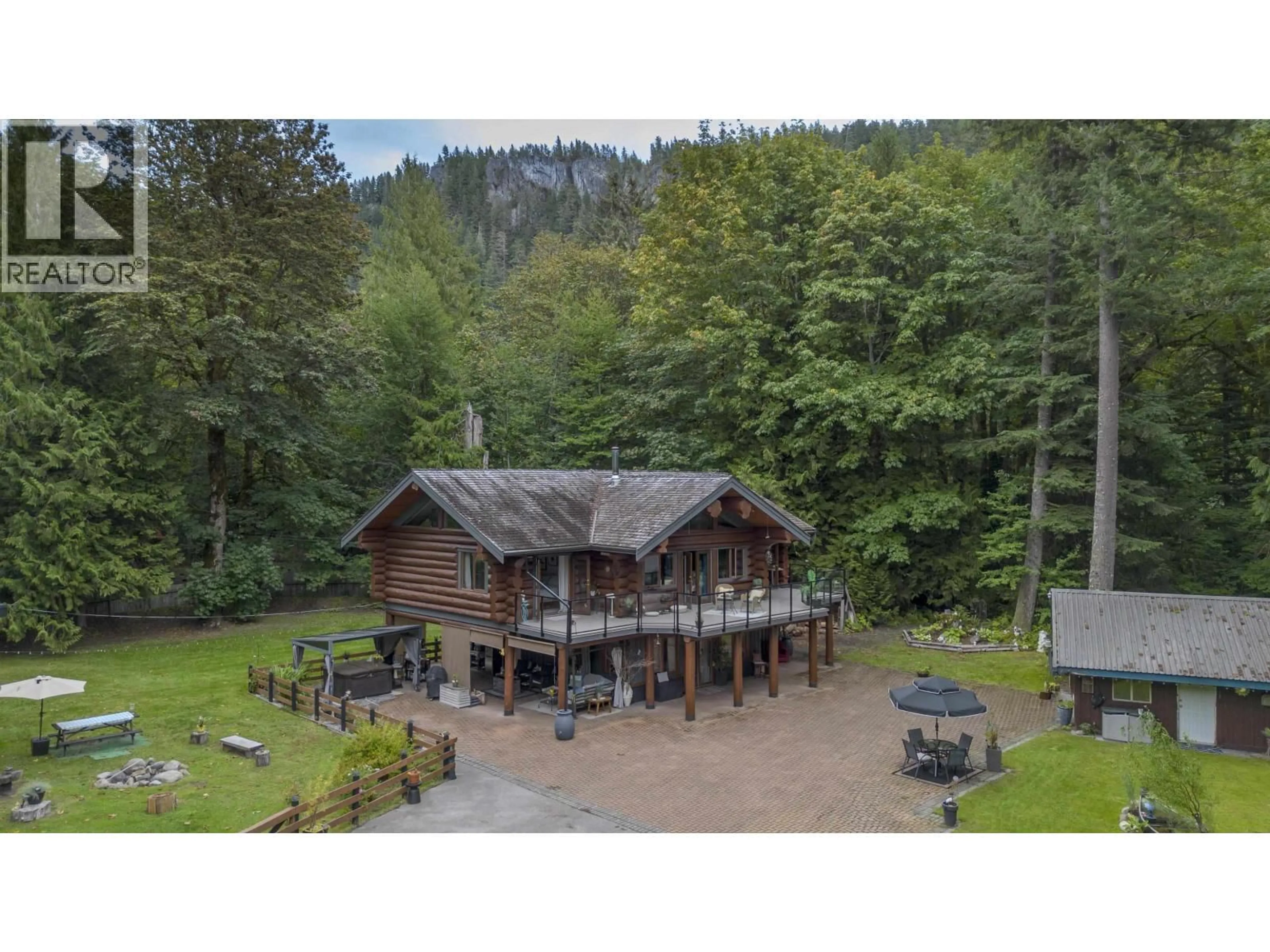 A pic from outside/outdoor area/front of a property/back of a property/a pic from drone, mountain view for 2020 PARADISE VALLEY ROAD, Squamish British Columbia V0N1H0