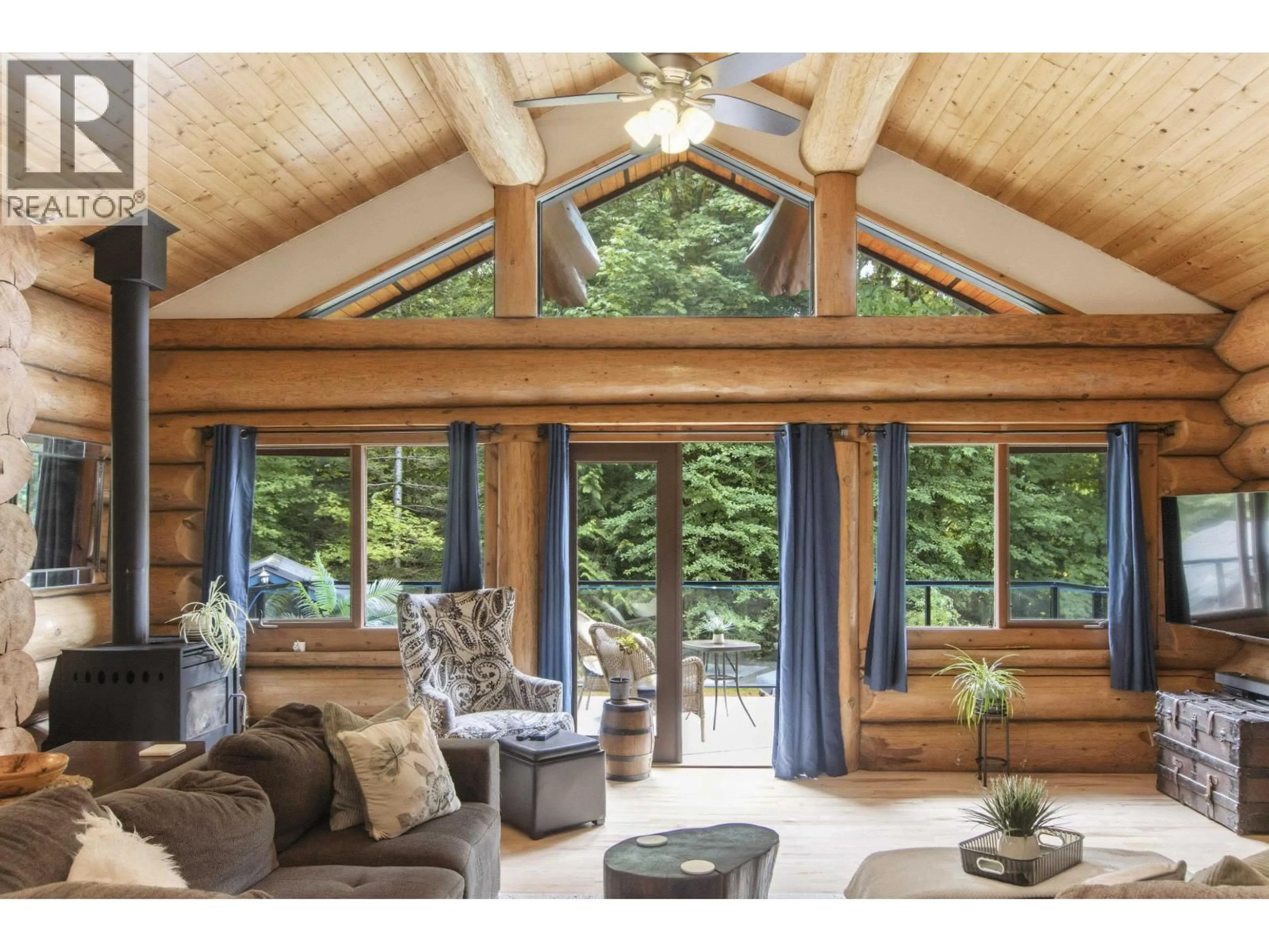 Living room with furniture, wood/laminate floor for 2020 PARADISE VALLEY ROAD, Squamish British Columbia V0N1H0