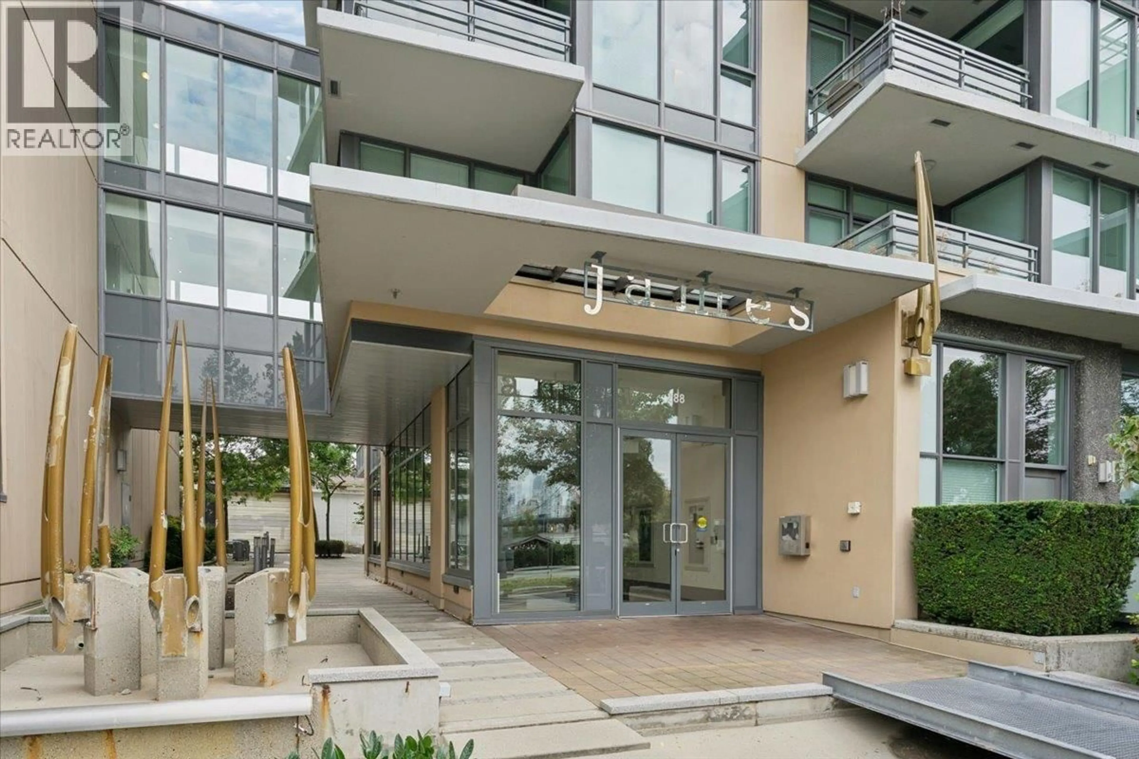 Indoor foyer for 608 - 288 1ST AVENUE, Vancouver British Columbia V5Y0E9