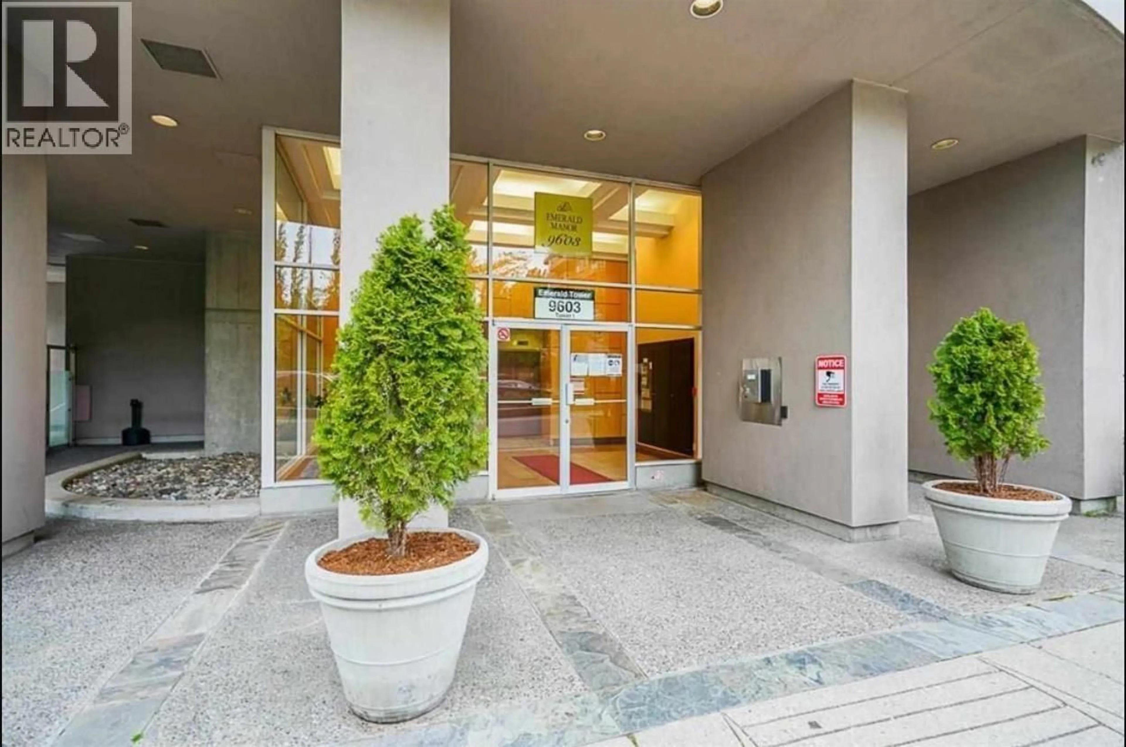Indoor foyer for 803 - 9603 MANCHESTER DRIVE, Burnaby British Columbia V3N4Y7