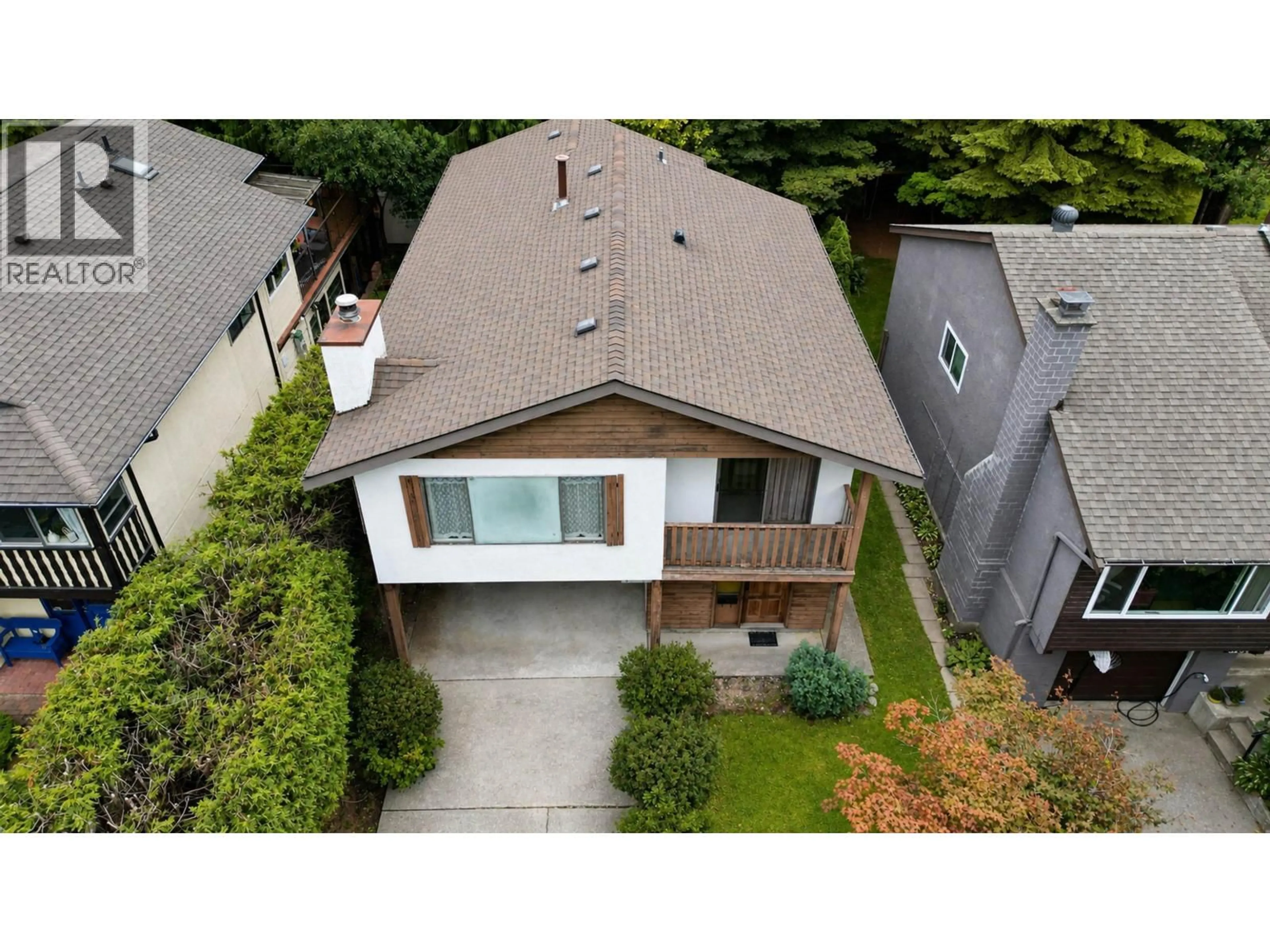 A pic from outside/outdoor area/front of a property/back of a property/a pic from drone, street for 3232 SALT SPRING AVENUE, Coquitlam British Columbia V3E1E9