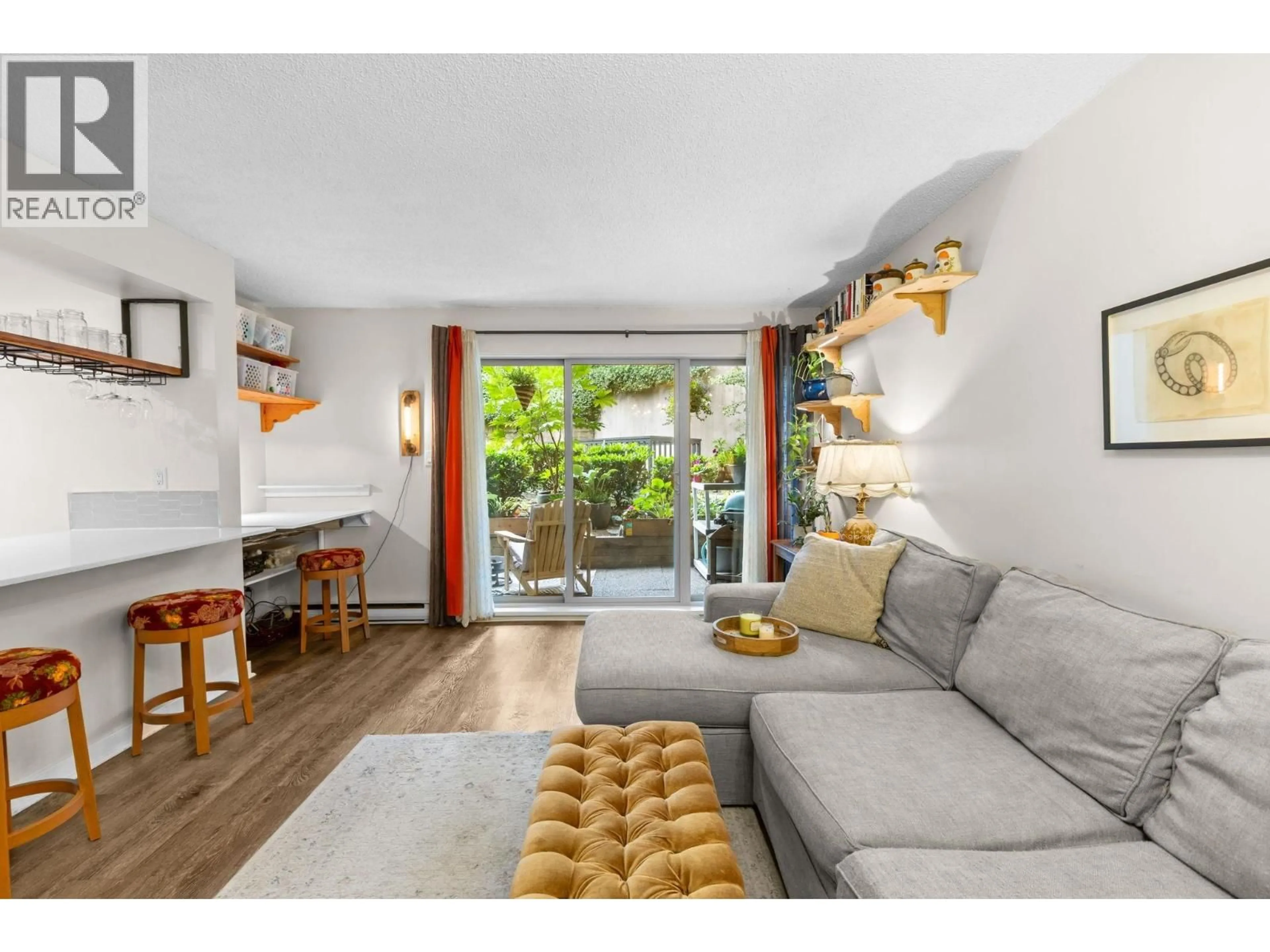 Living room with furniture, wood/laminate floor for 210 - 9867 MANCHESTER DRIVE, Burnaby British Columbia V3N4P6