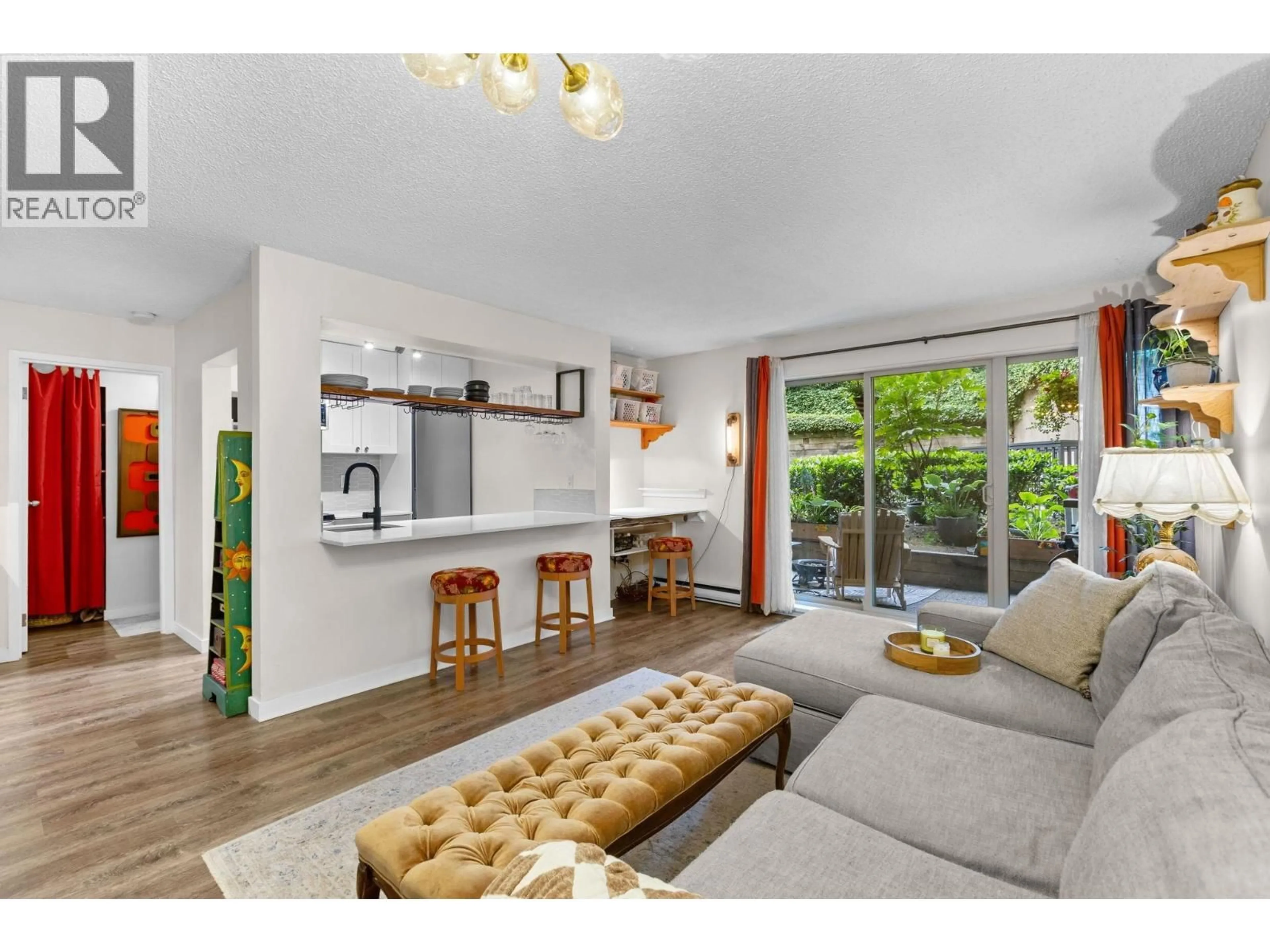 Living room with furniture, wood/laminate floor for 210 - 9867 MANCHESTER DRIVE, Burnaby British Columbia V3N4P6