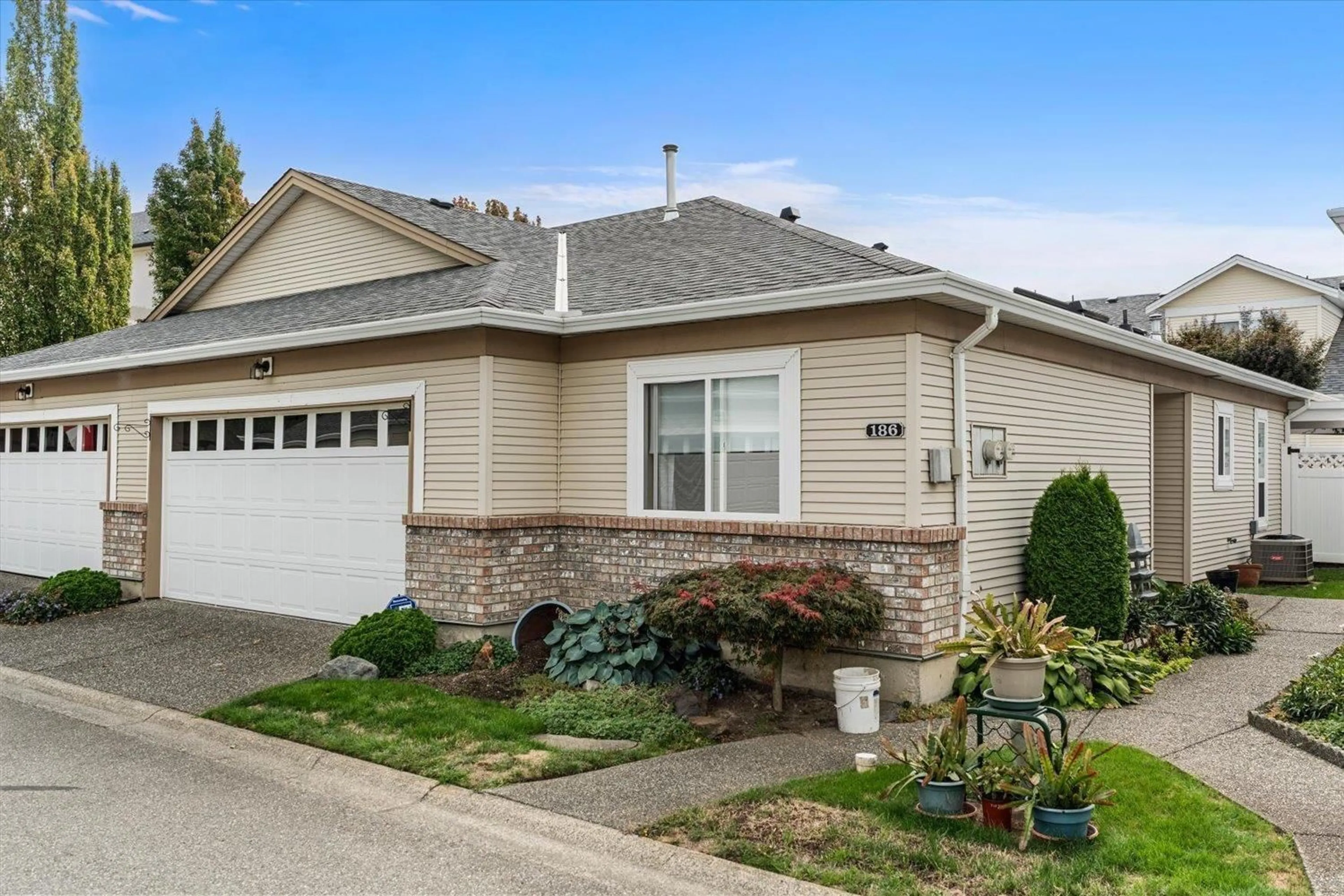 Home with vinyl exterior material, street for 186 - 8485 YOUNG ROAD, Chilliwack British Columbia V2P7Y7