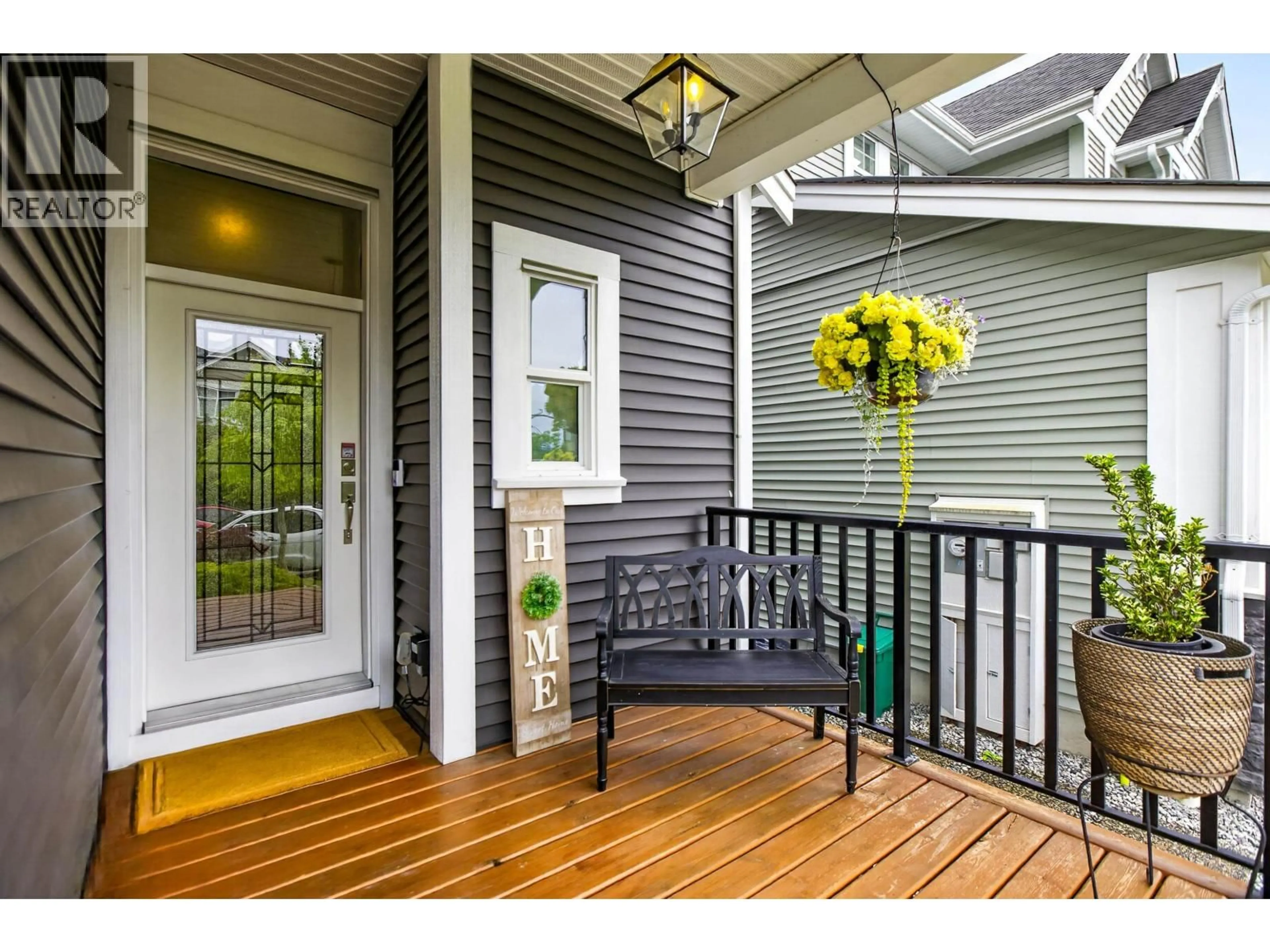 Indoor entryway for 10468 ROBERTSON STREET, Maple Ridge British Columbia V2W0H8