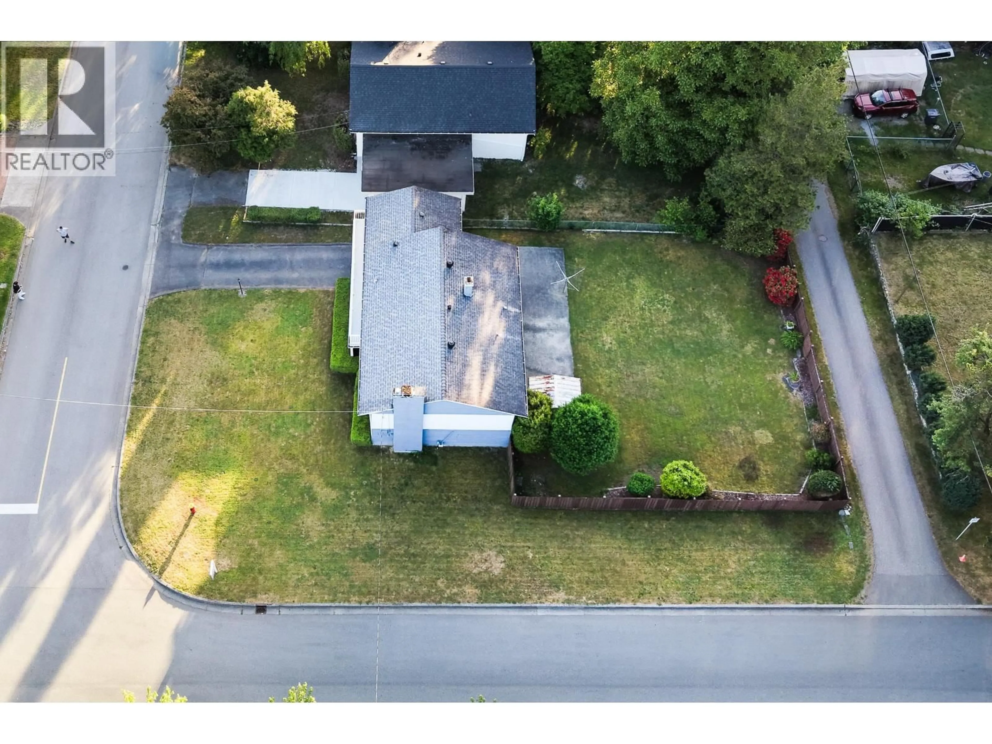 A pic from outside/outdoor area/front of a property/back of a property/a pic from drone, street for 929 GROVER AVENUE, Coquitlam British Columbia V3J3E4