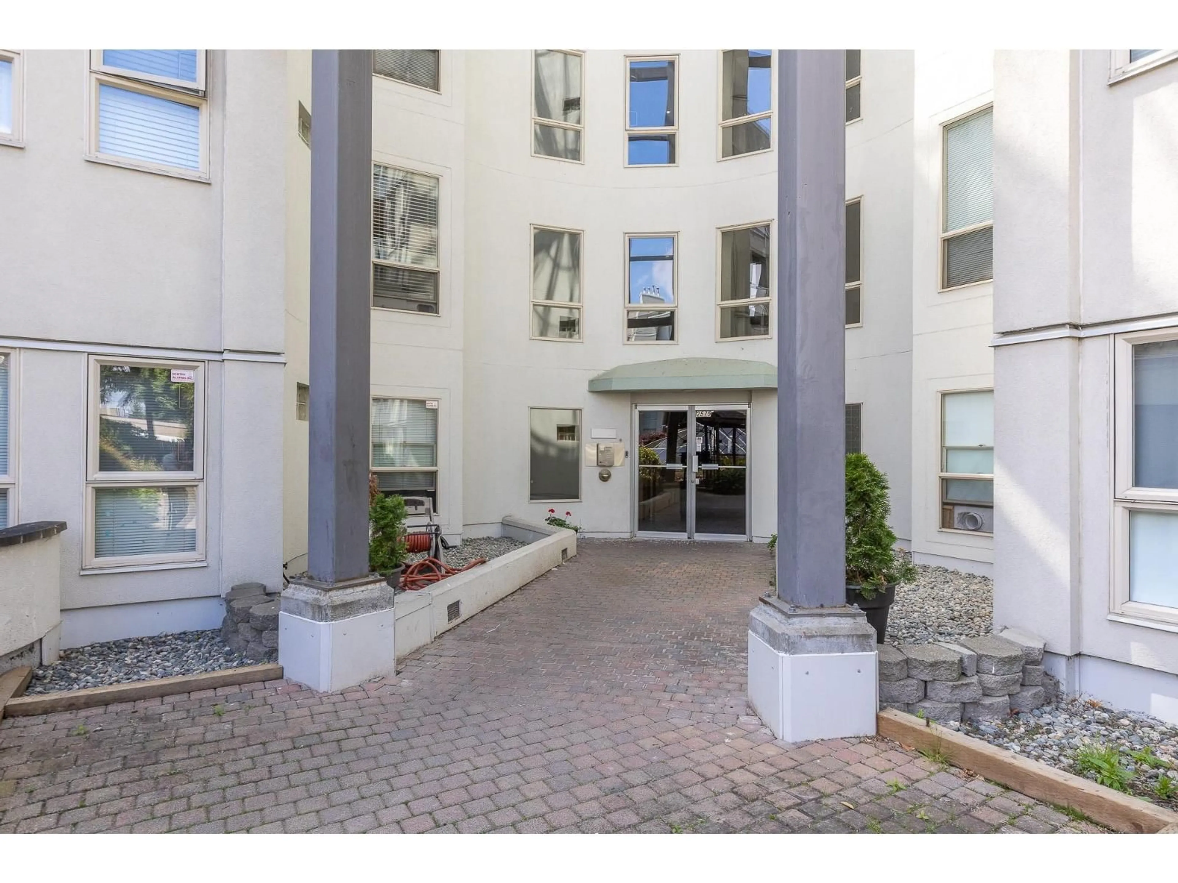 Indoor foyer for 311 - 2575 WARE STREET, Abbotsford British Columbia V2S3E2