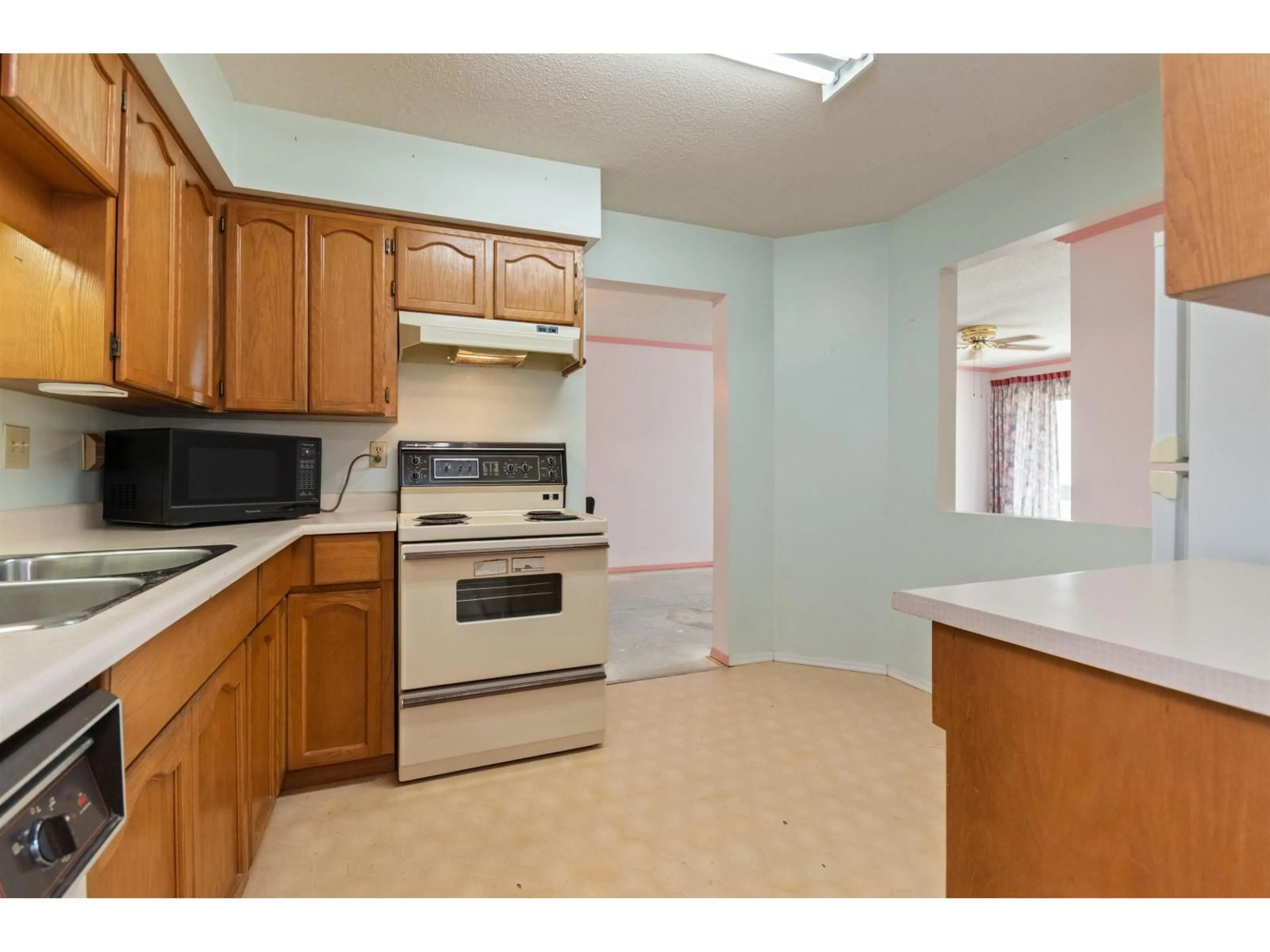 Standard kitchen, unknown for 202 - 8725 ELM DRIVE, Chilliwack British Columbia V2P4Y3