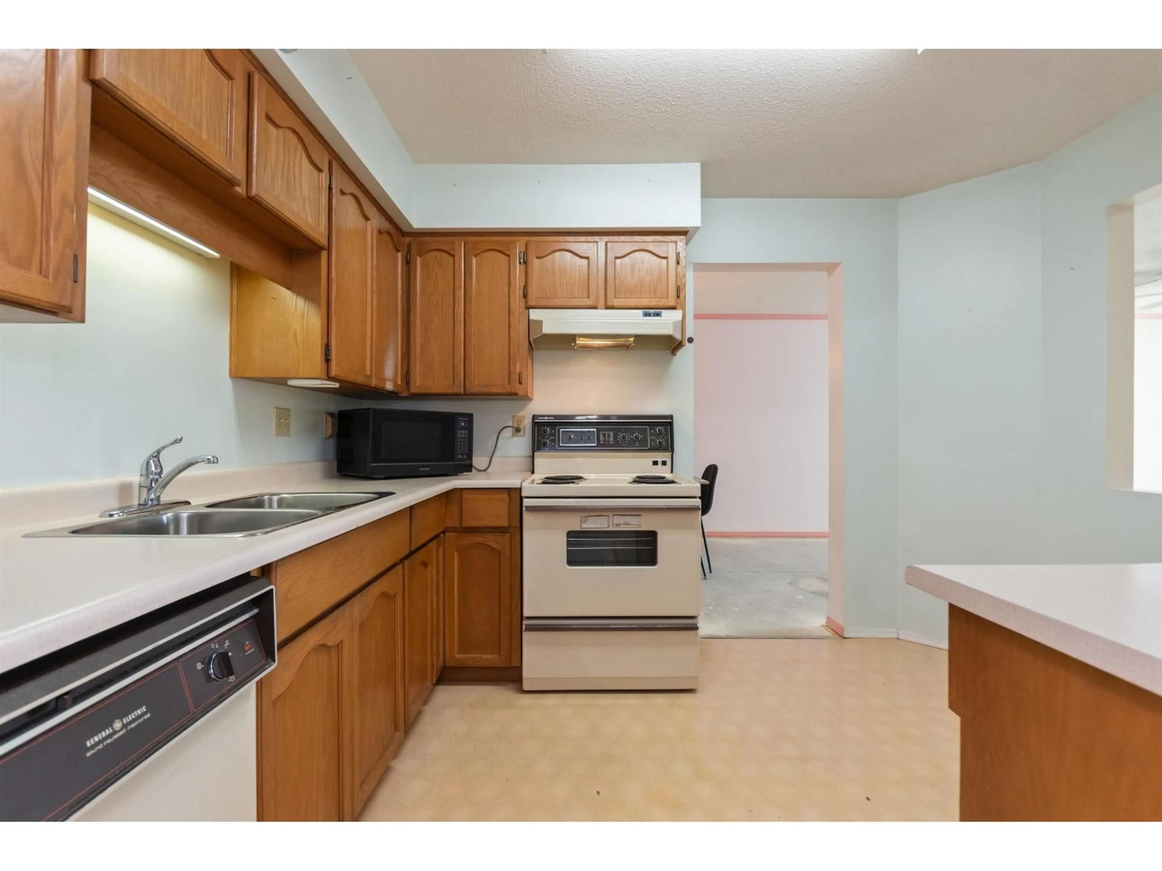 Standard kitchen, unknown for 202 - 8725 ELM DRIVE, Chilliwack British Columbia V2P4Y3