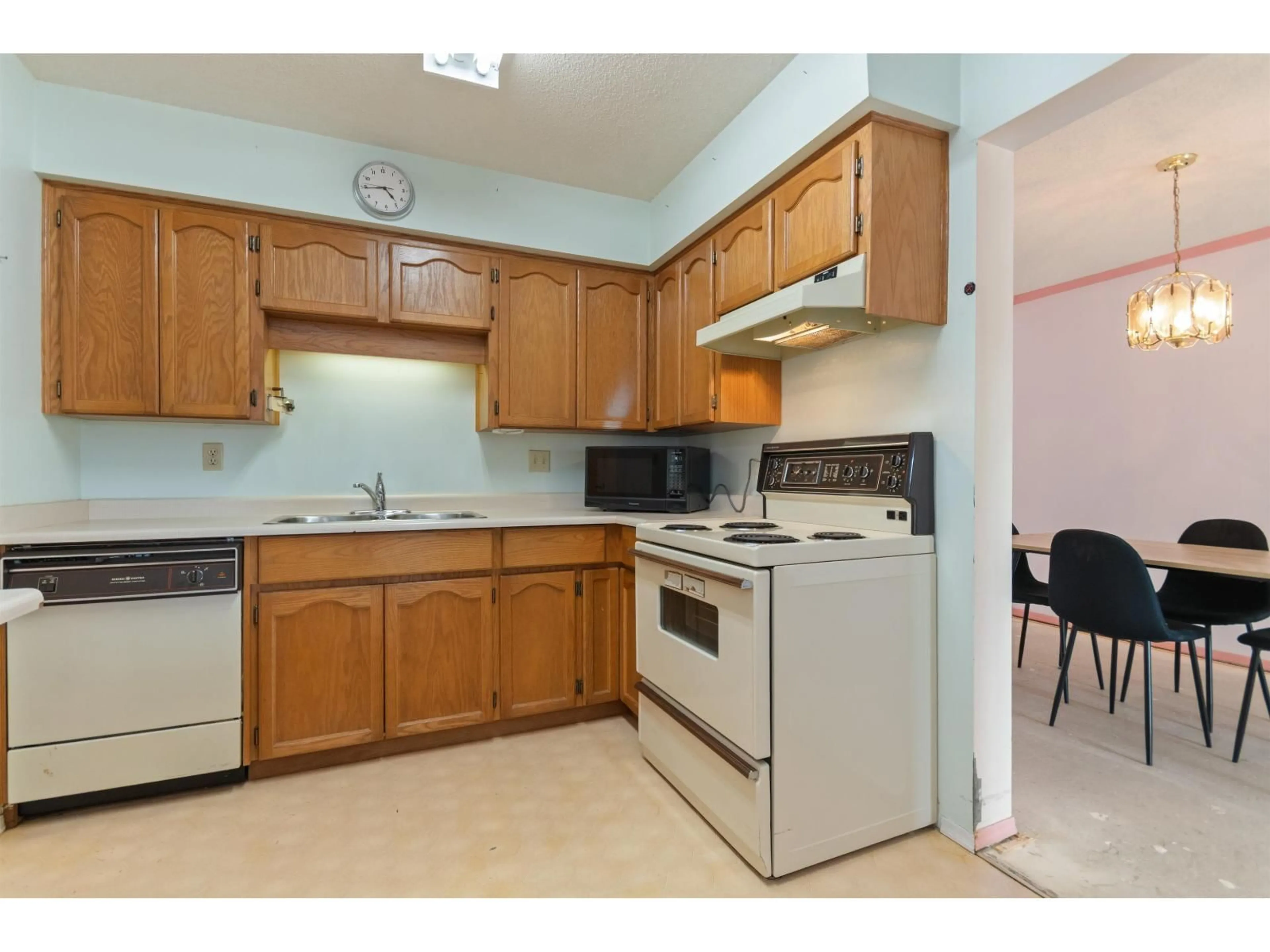 Standard kitchen, unknown for 202 - 8725 ELM DRIVE, Chilliwack British Columbia V2P4Y3