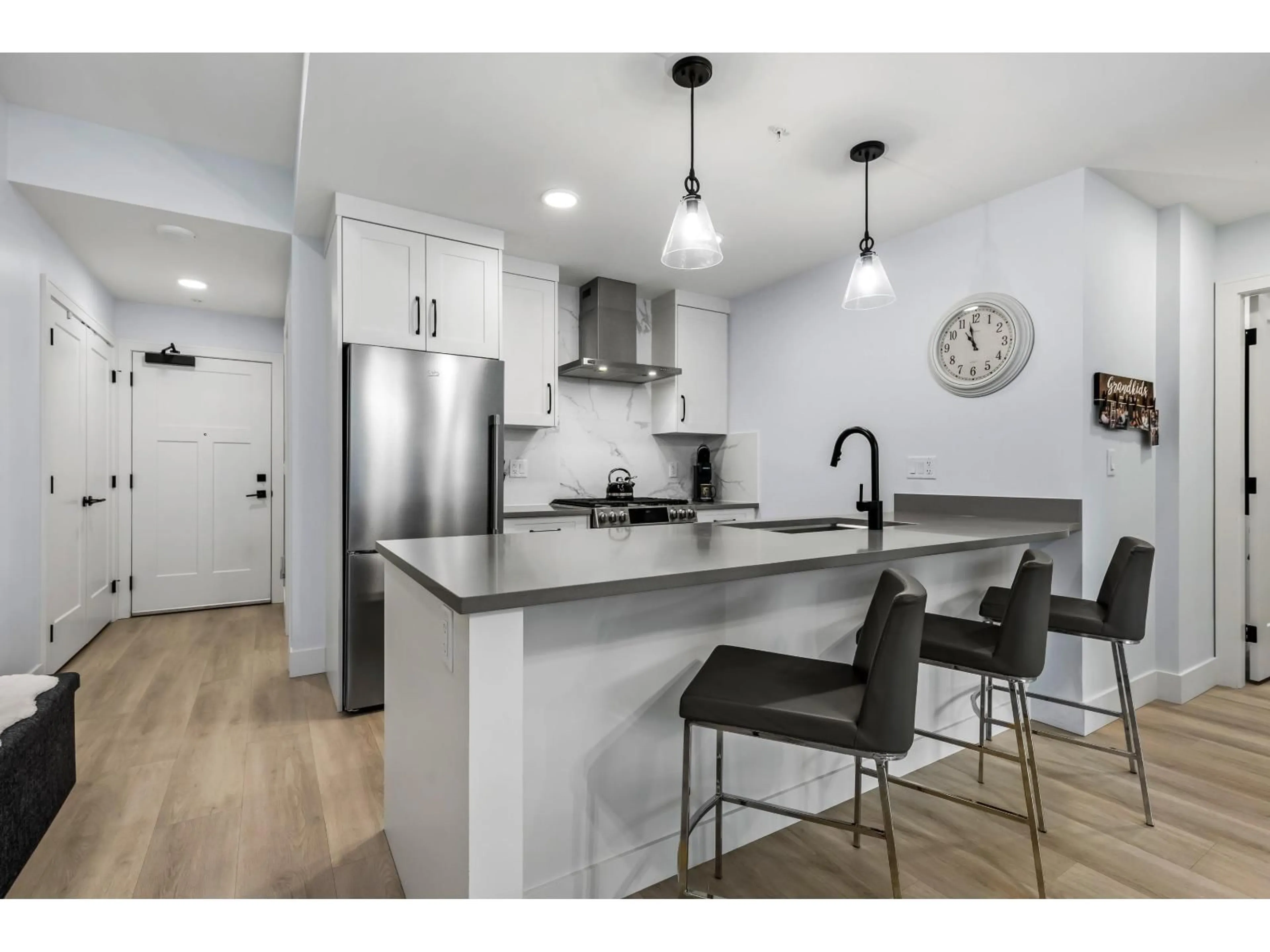 Open concept kitchen, unknown for 608 - 120 ESPLANADE AVENUE, Harrison Hot Springs British Columbia V0M1K0