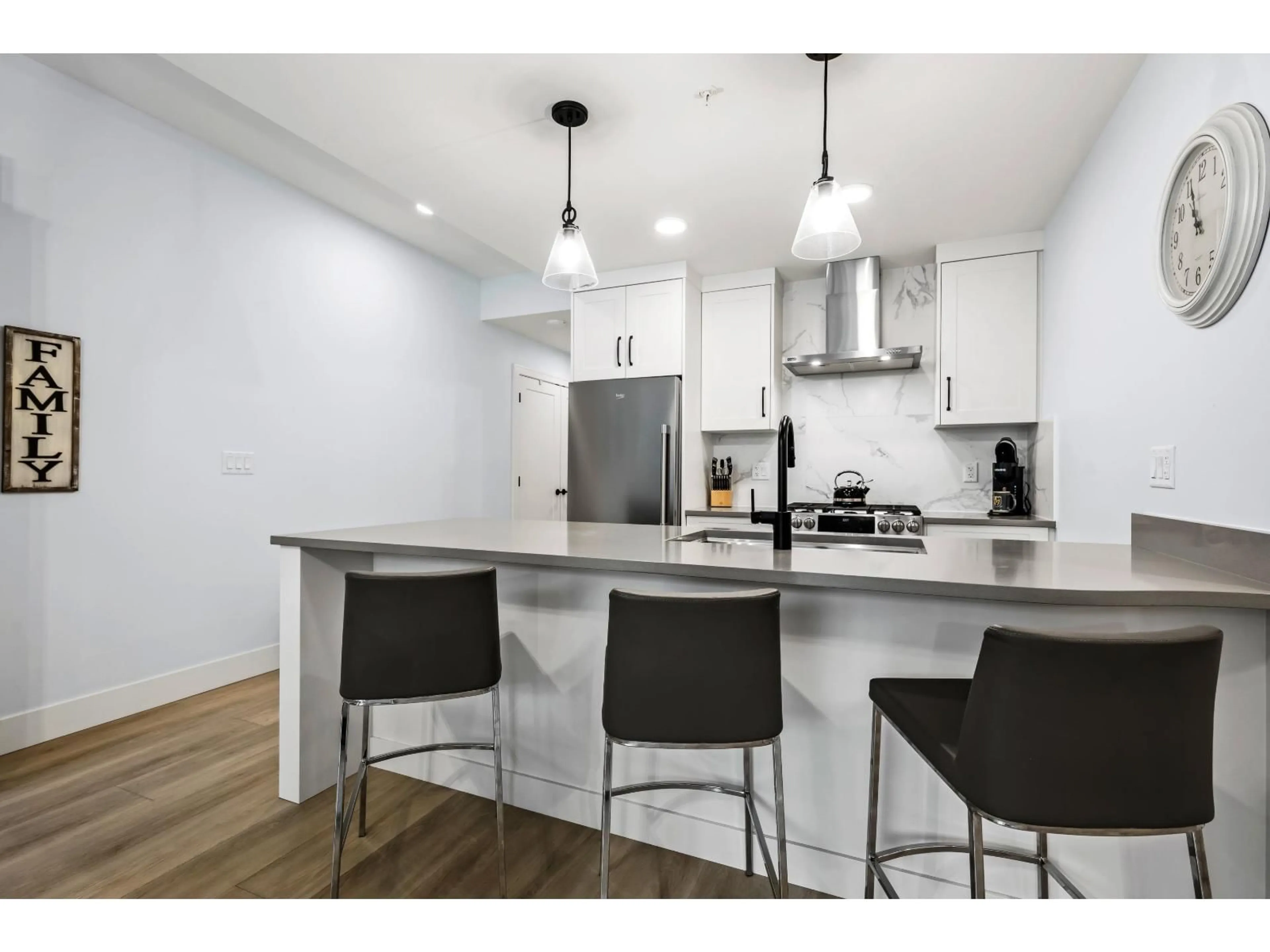 Open concept kitchen, wood/laminate floor for 608 - 120 ESPLANADE AVENUE, Harrison Hot Springs British Columbia V0M1K0