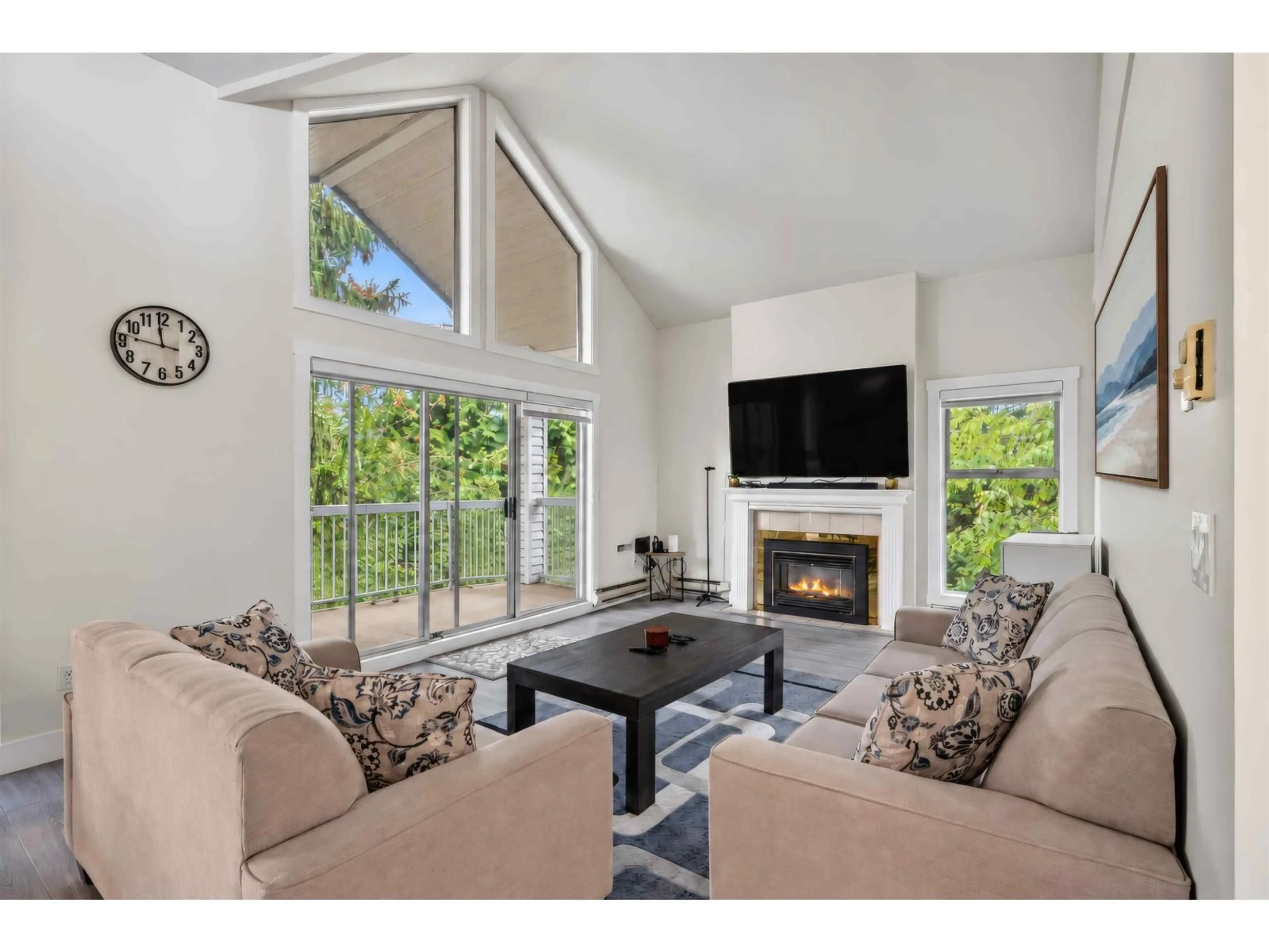 Living room with furniture, unknown for 315 - 13918 72 AVENUE, Surrey British Columbia V3W0T4