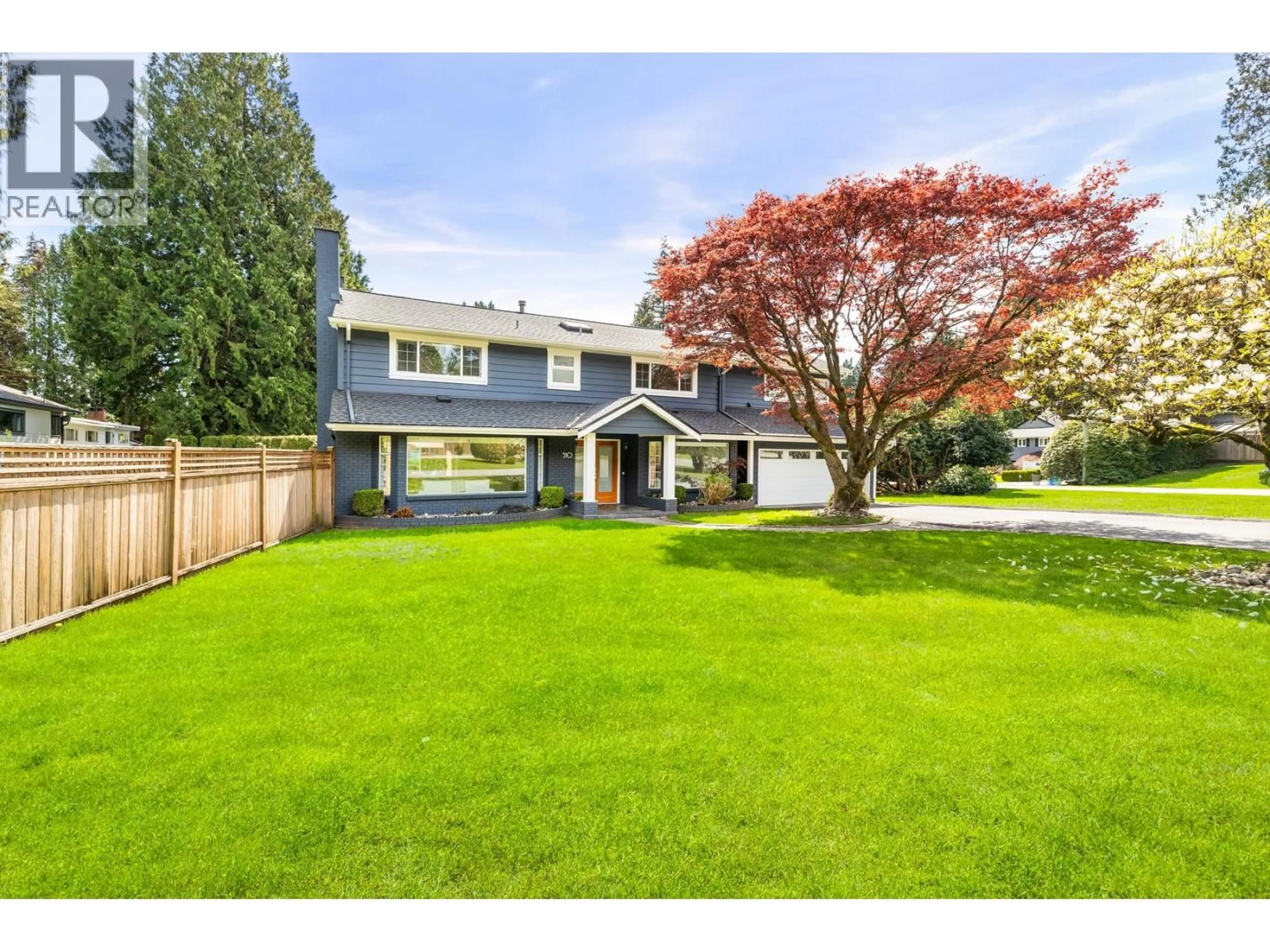 A pic from outside/outdoor area/front of a property/back of a property/a pic from drone, street for 510 NEWDALE PLACE, West Vancouver British Columbia V7T1W5